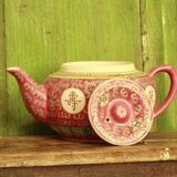Chinese pink mu shou teapot and its cups