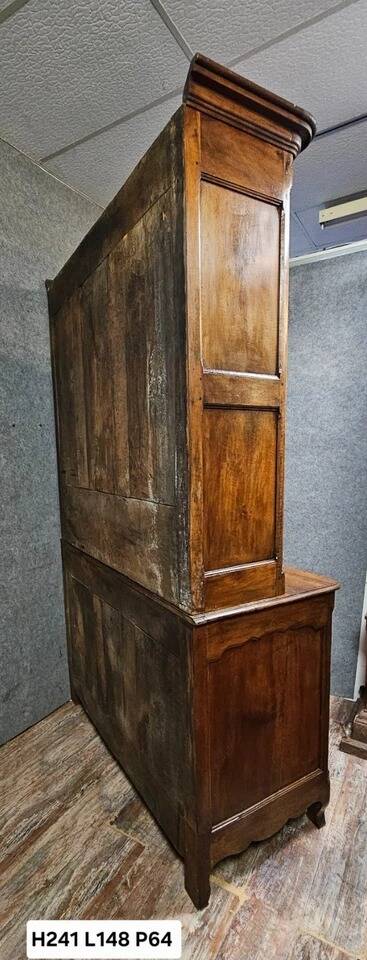 Two-body buffet from the Louis XV period in solid walnut, 18th century.