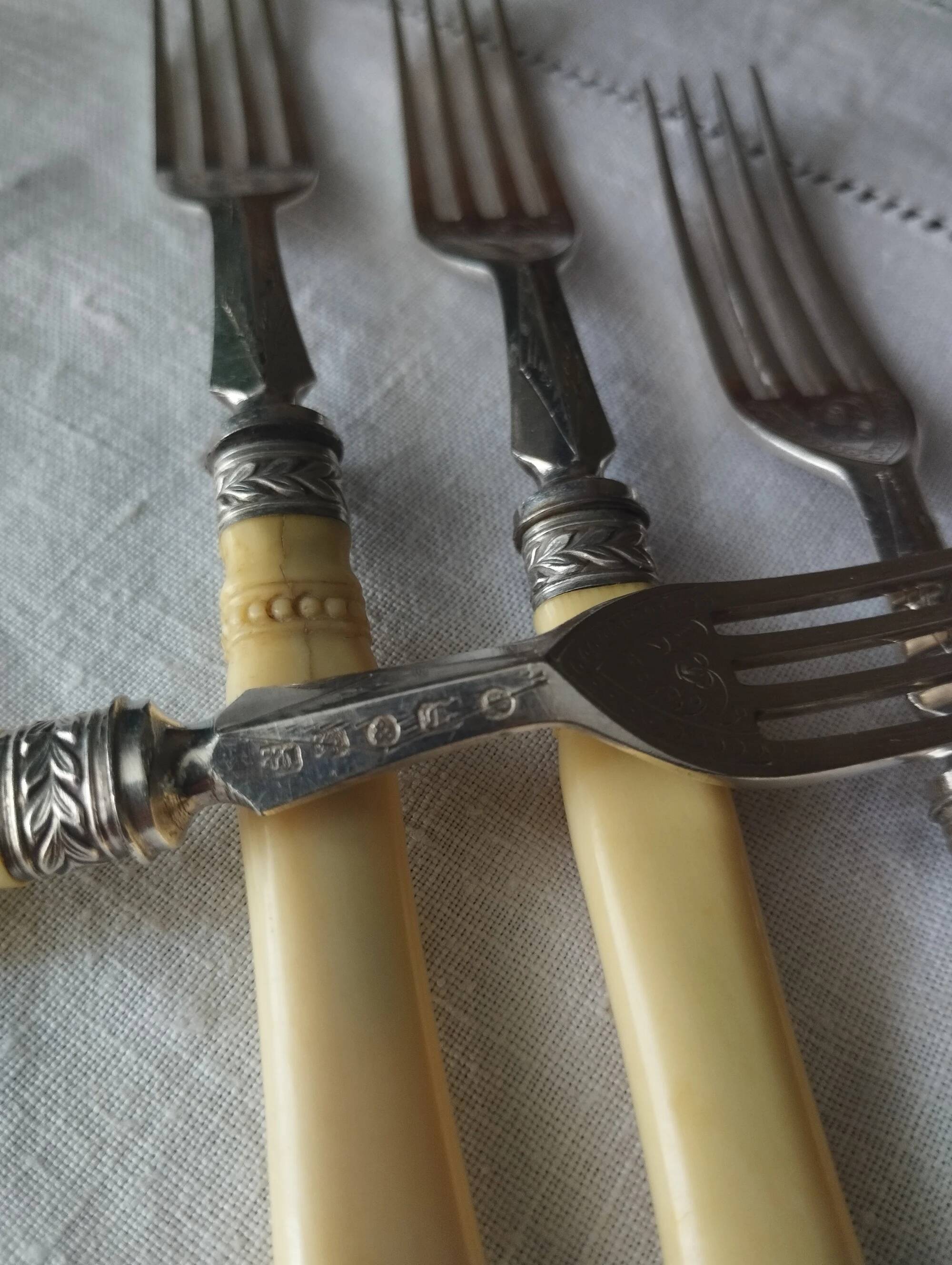 Silver-plated metal dessert cutlery in English Art Deco style
