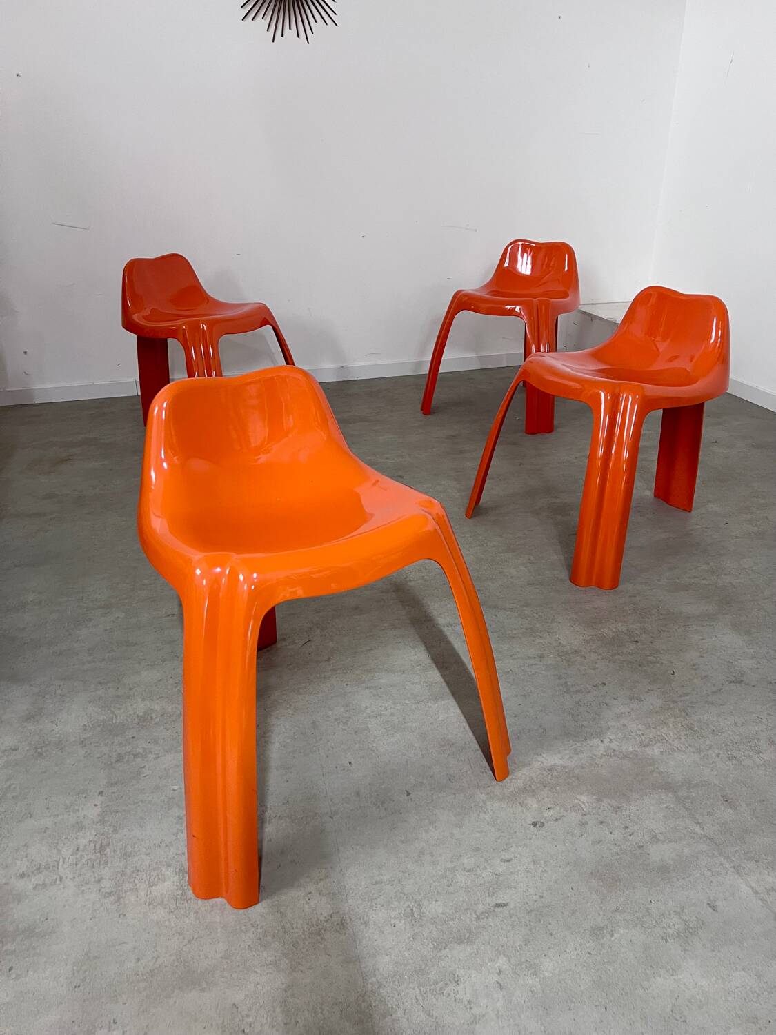 Table and 4 chairs in orange fiberglass design from the 70s Patrick Gingembre Paulus edition