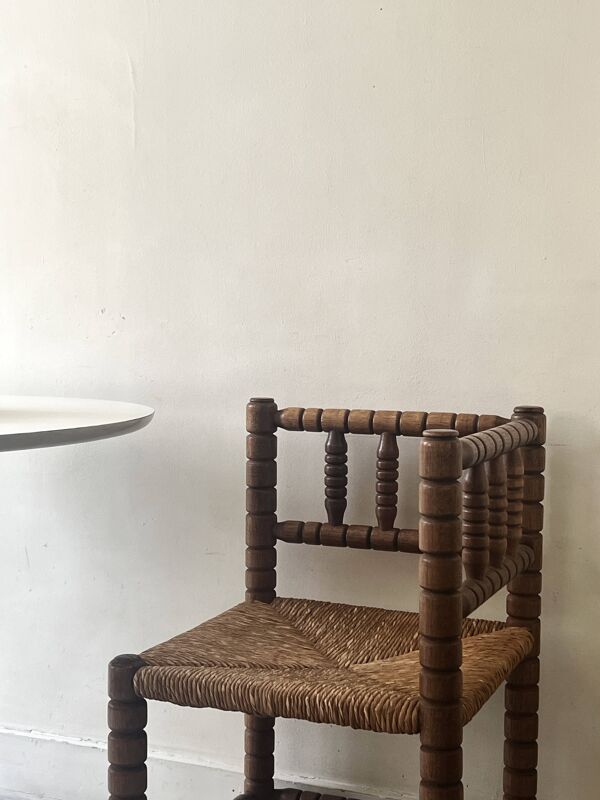 Chaise paillée d'angle ''coin de feu'' en bois tourné et perlé