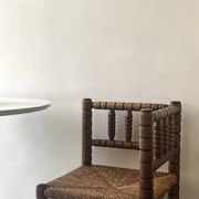Chaise paillée d'angle "coin de feu" en bois tourné et perlé