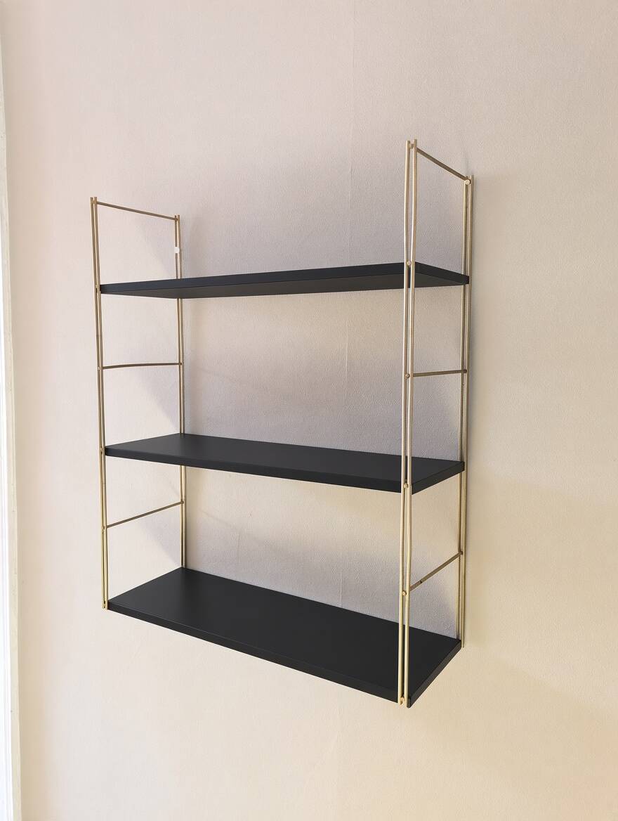 Golden wire shelf in metal with a wood effect.