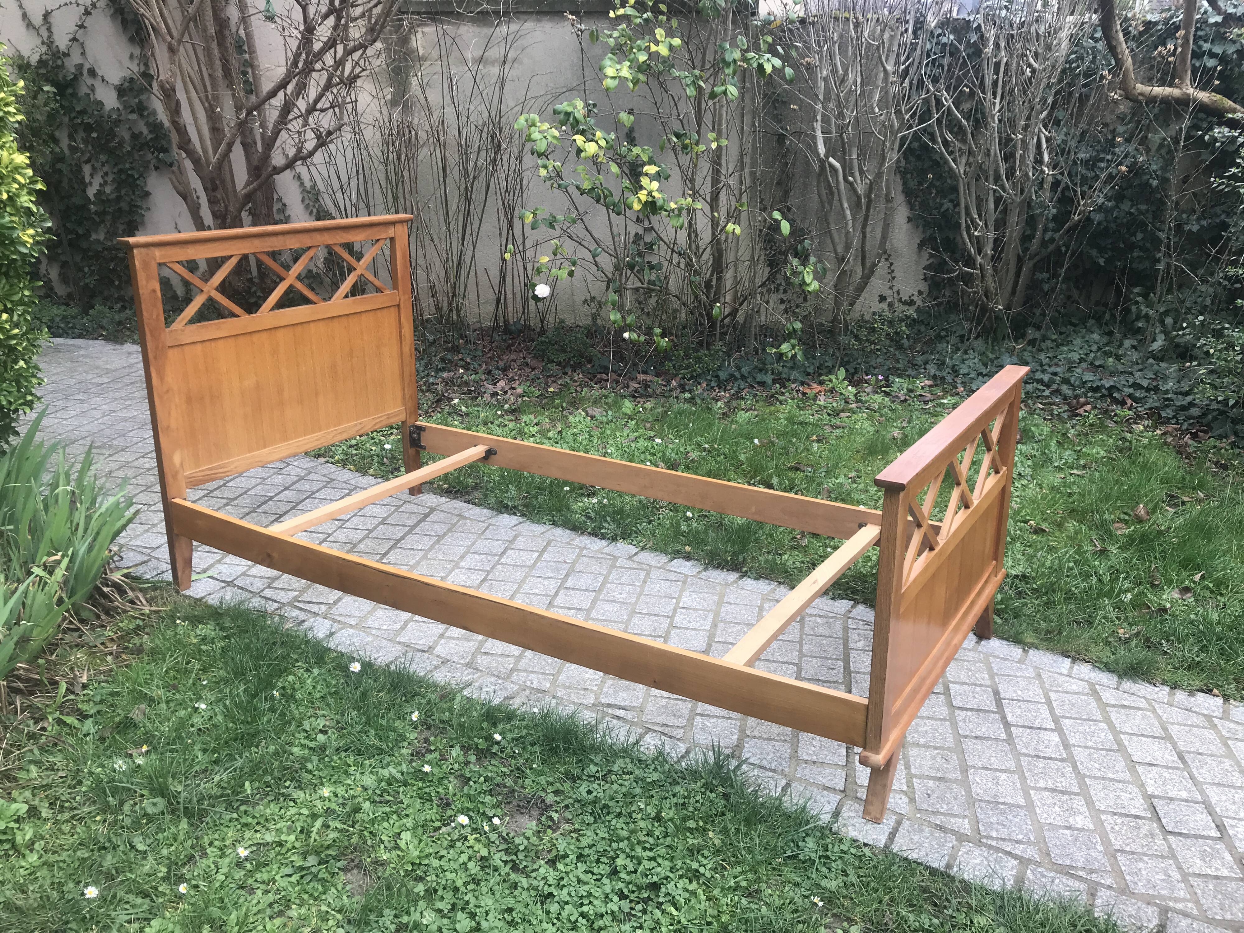 Bed with braces and feet compas vintage