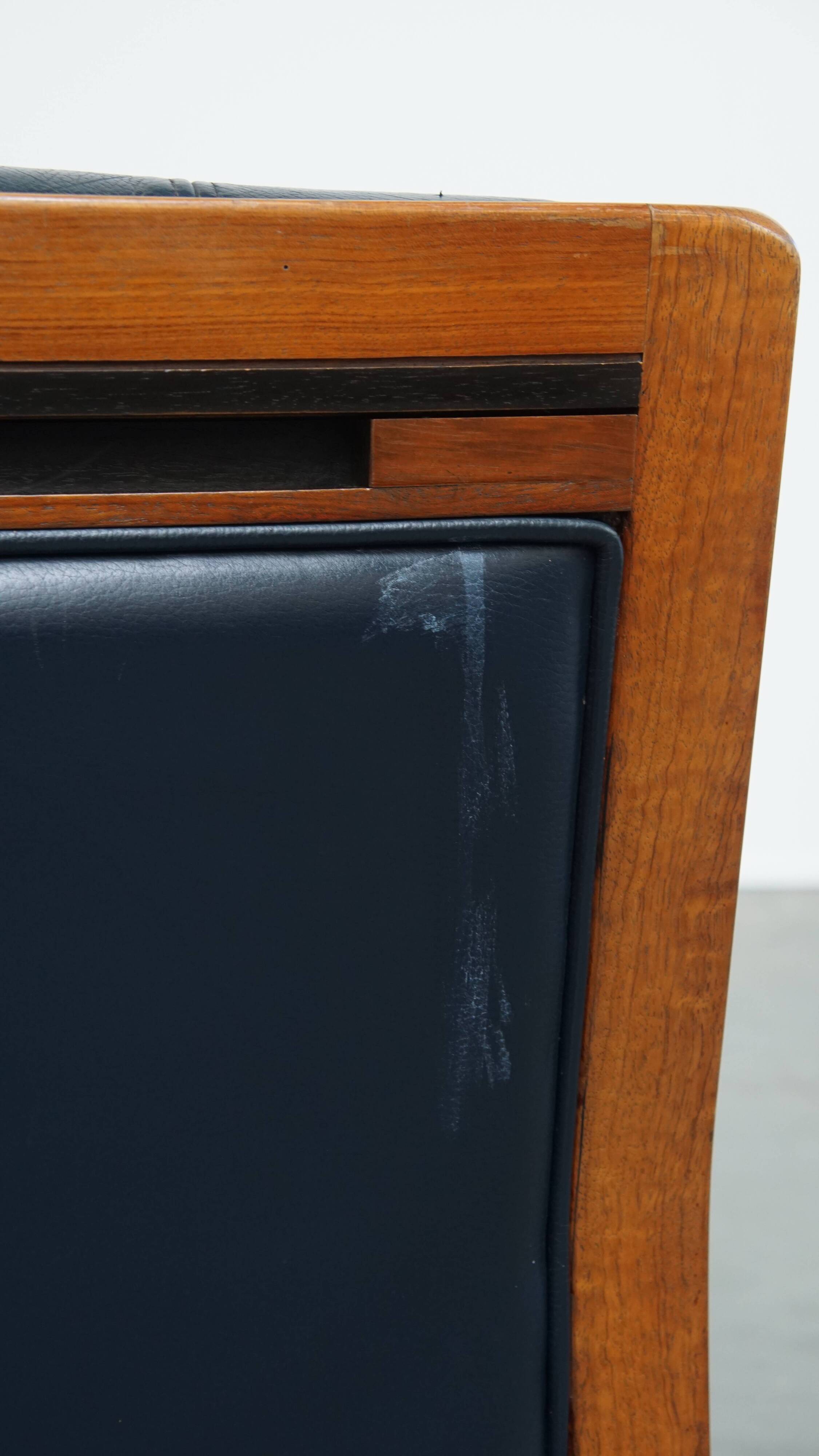 Canapé Art Déco 2,5 places avec boiseries et cuir de vachette bleu foncé