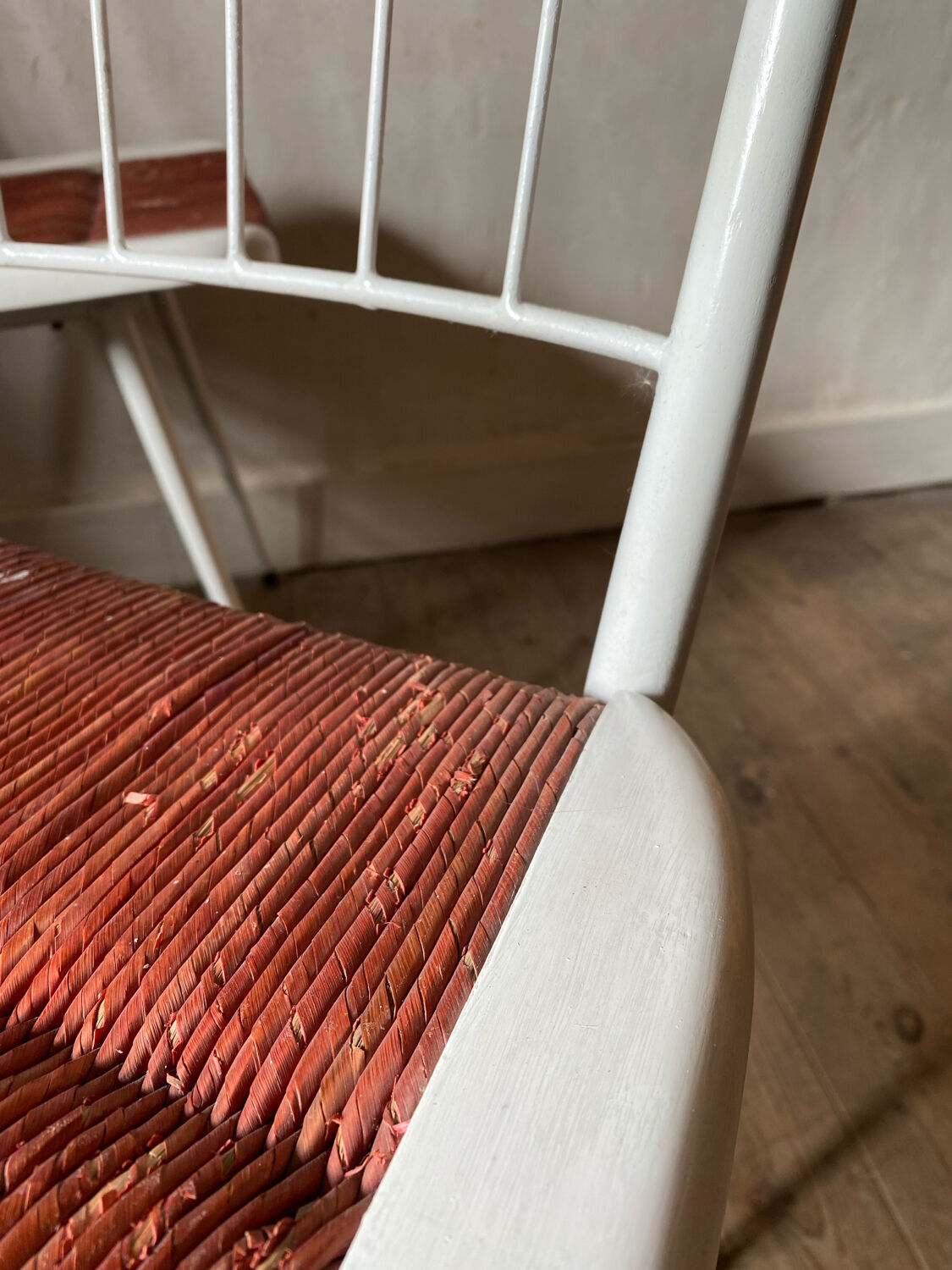 Deux chaises métal et paille