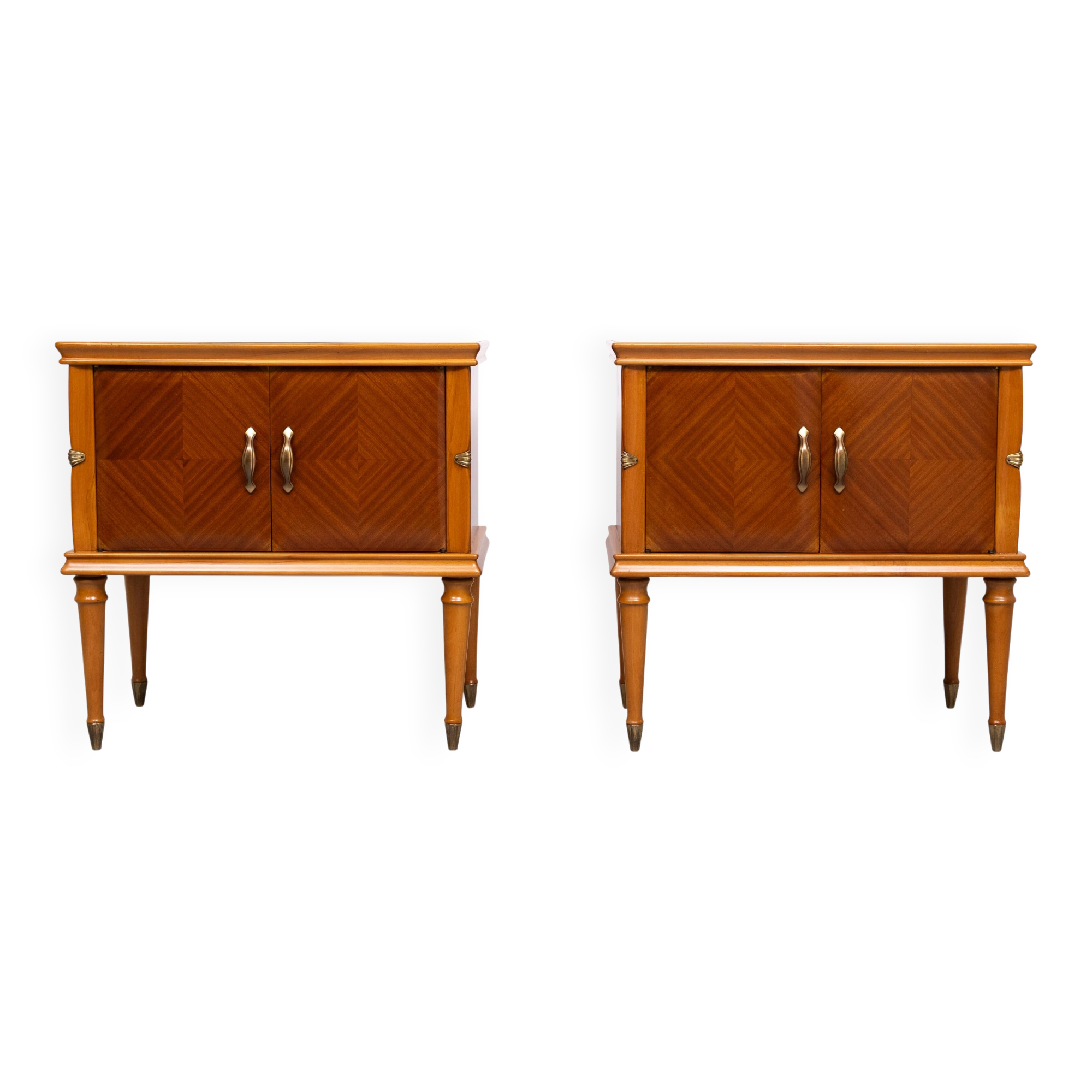 paire de tables de chevet italiennes en noyer des années 1950