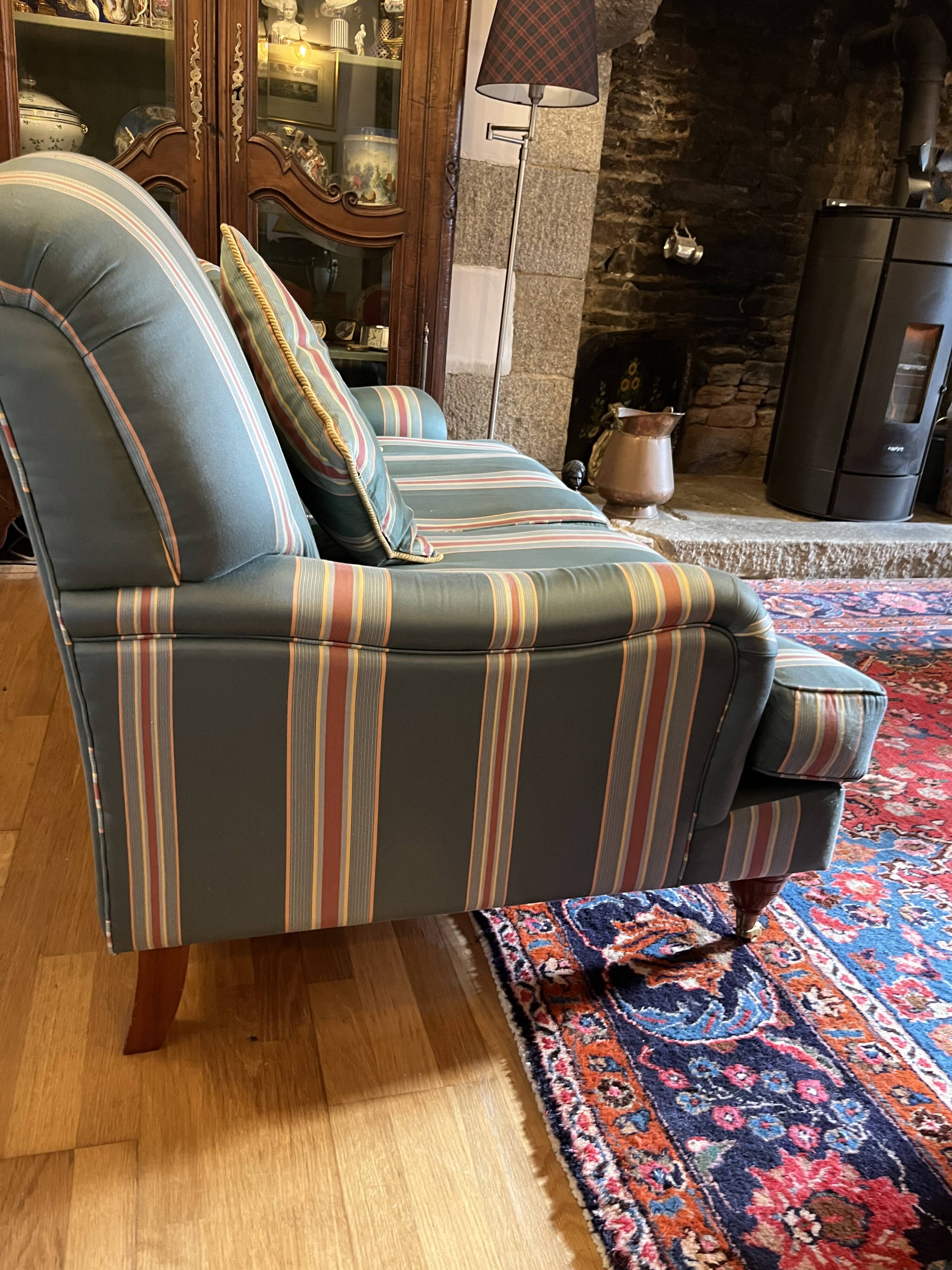 Classic vintage tufted canapé (2 seats)