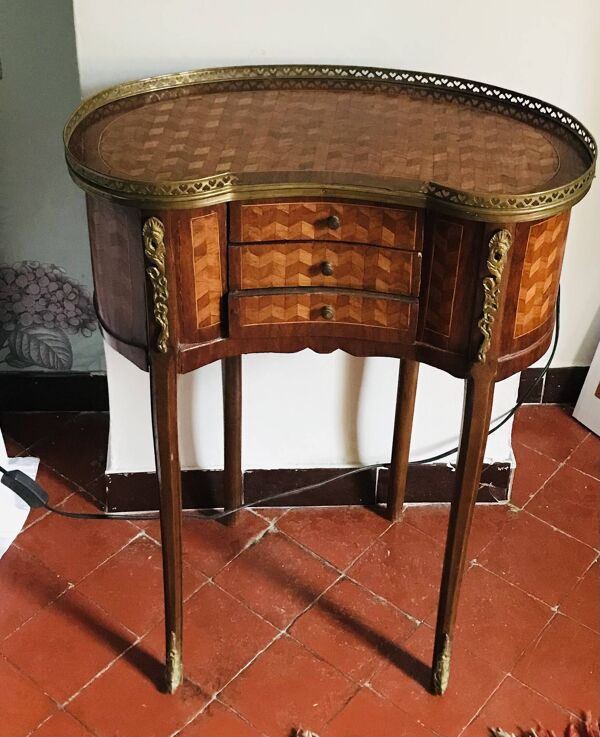 Table ''rognon'' pouvant servir de table chevet