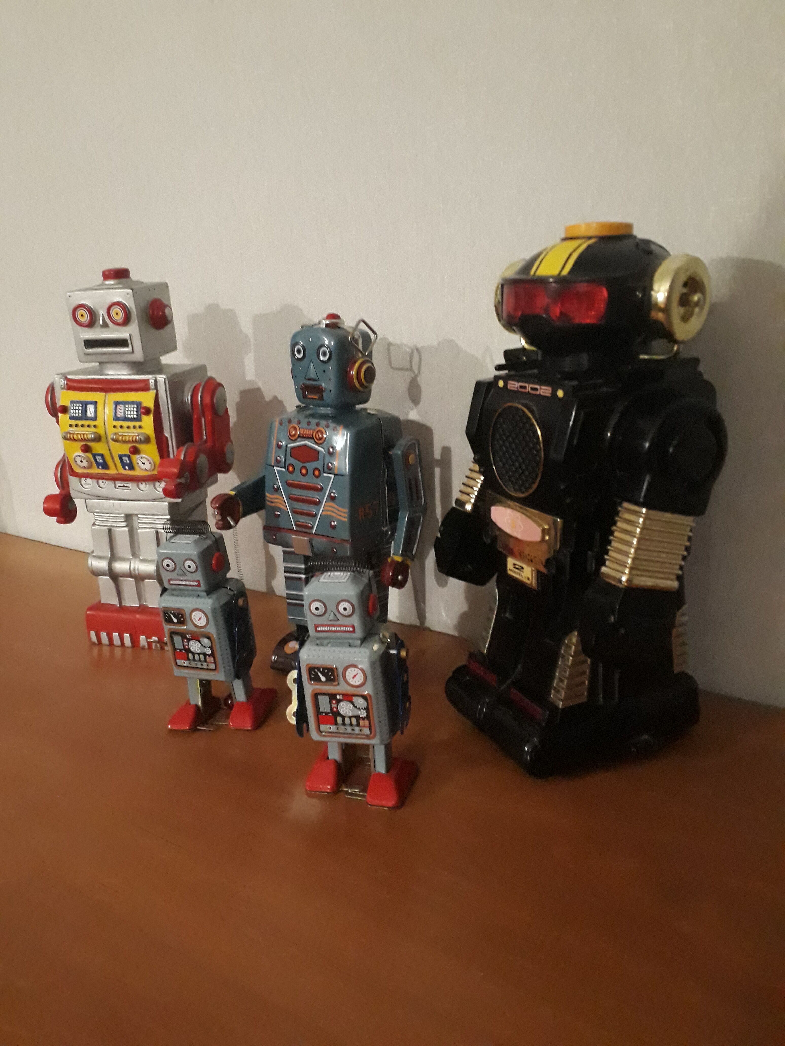 Lot de 5 robots en tole et plastique vintage 1960 a 70