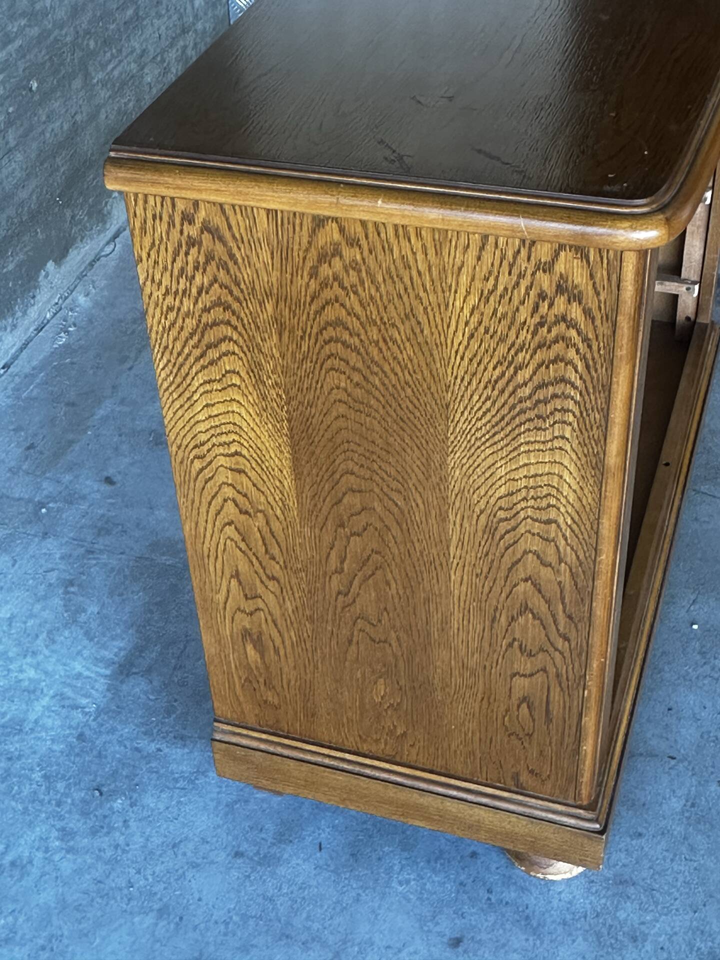 Commode en chêne à quatre tiroirs, style classique