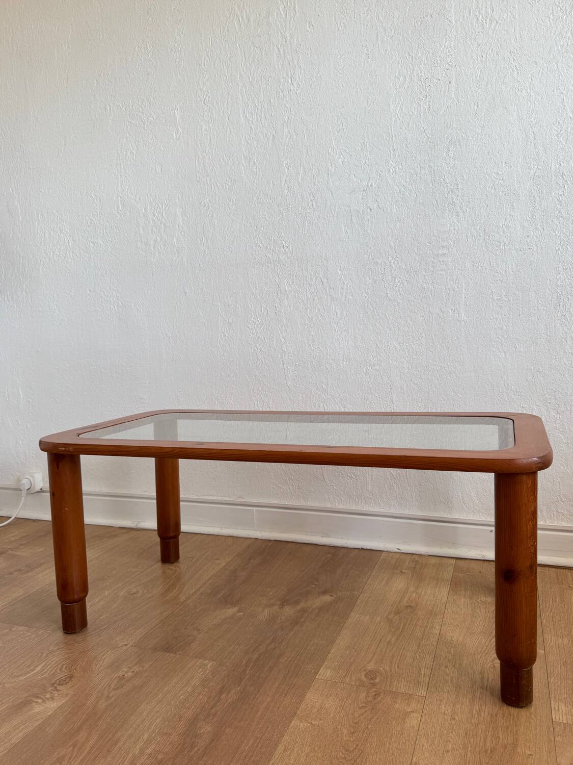 Table basse en bois et verre