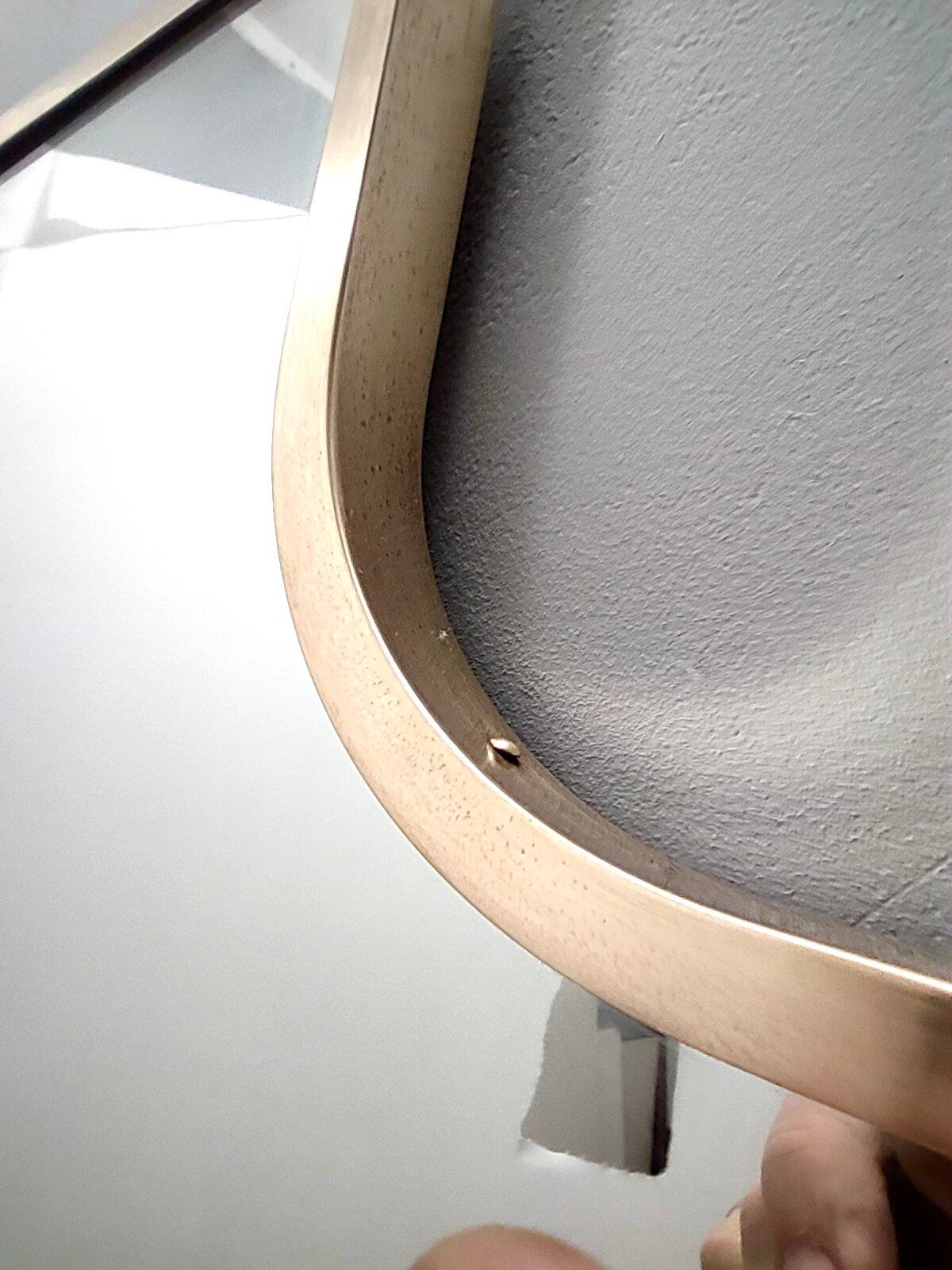 Miroir mural en forme de bouclier avec cadre en laiton, Italie