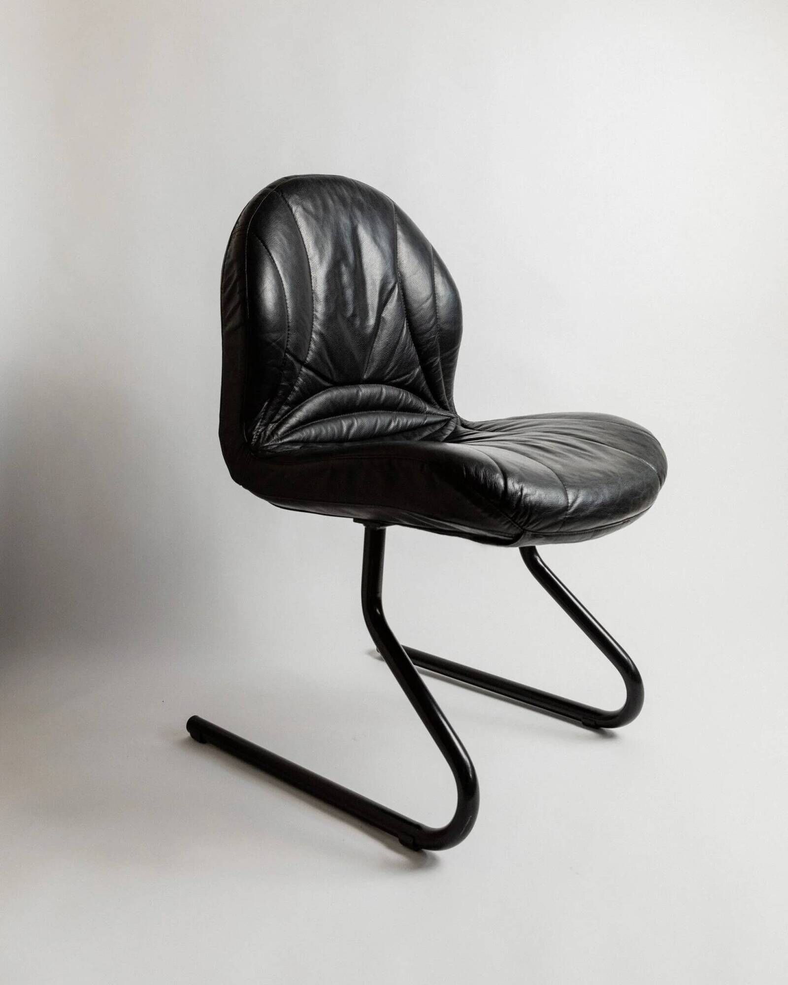 Vintage black leather cantilever chair with metal frame – 1980s Italian design