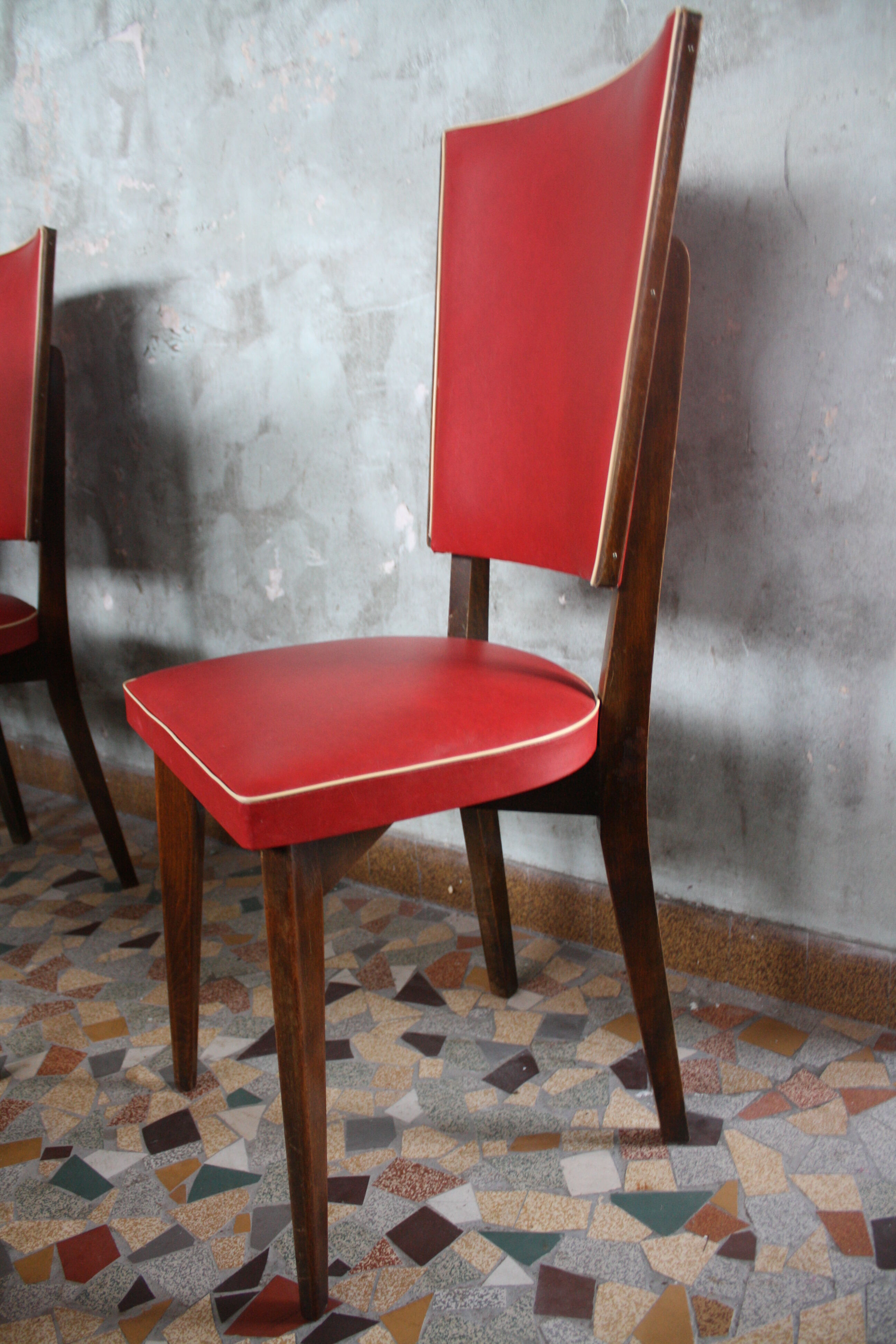 Lot of 8 vintage wooden chairs and red skai