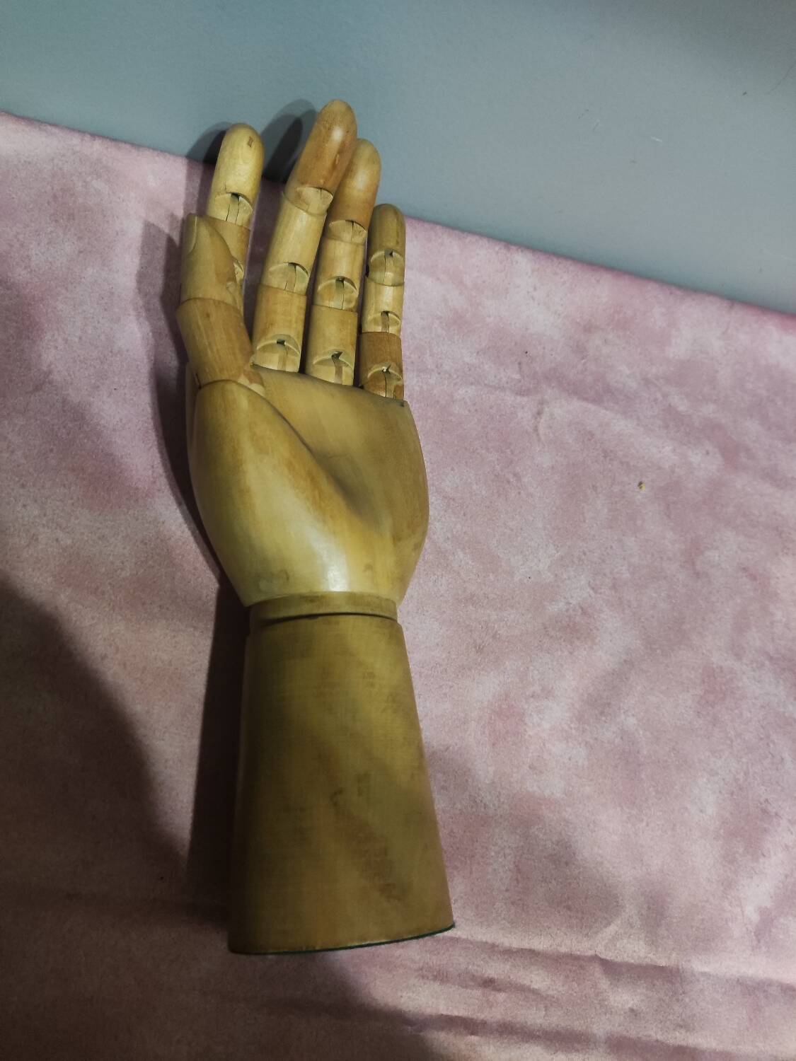 Articulated hand for wood drawing