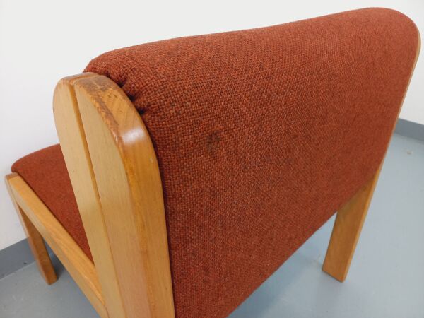 Fauteuil chauffeuse Fröscher vintage en tissu orange et bois des années 70 80
