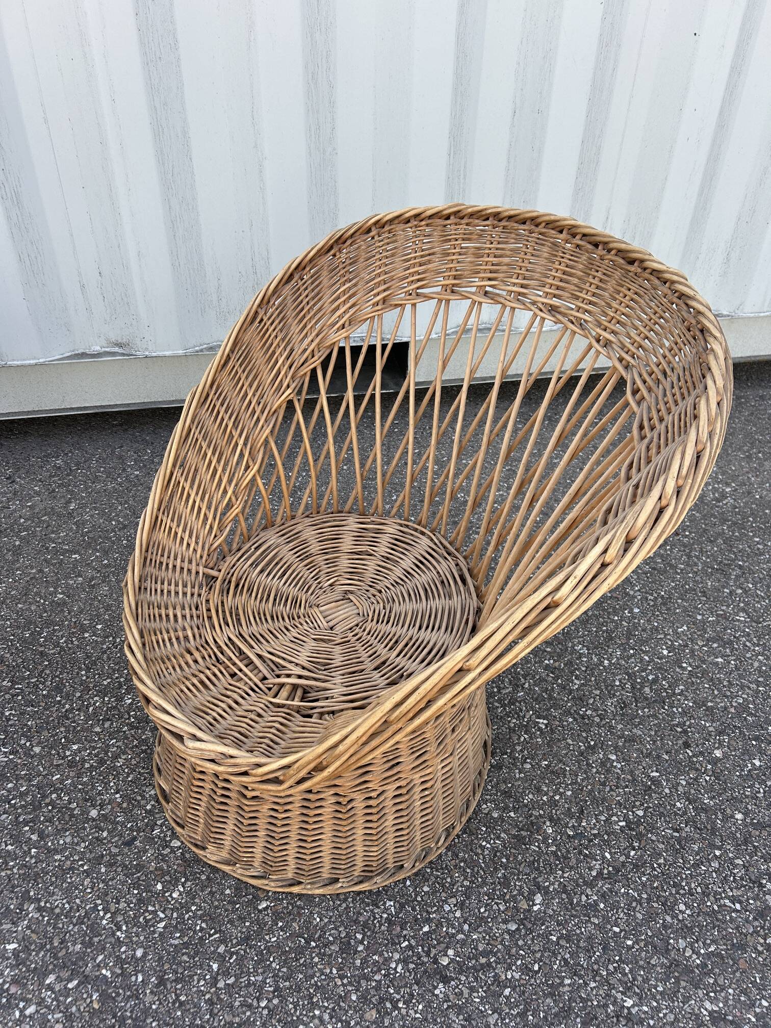 salon avec 3 fauteuils en osier