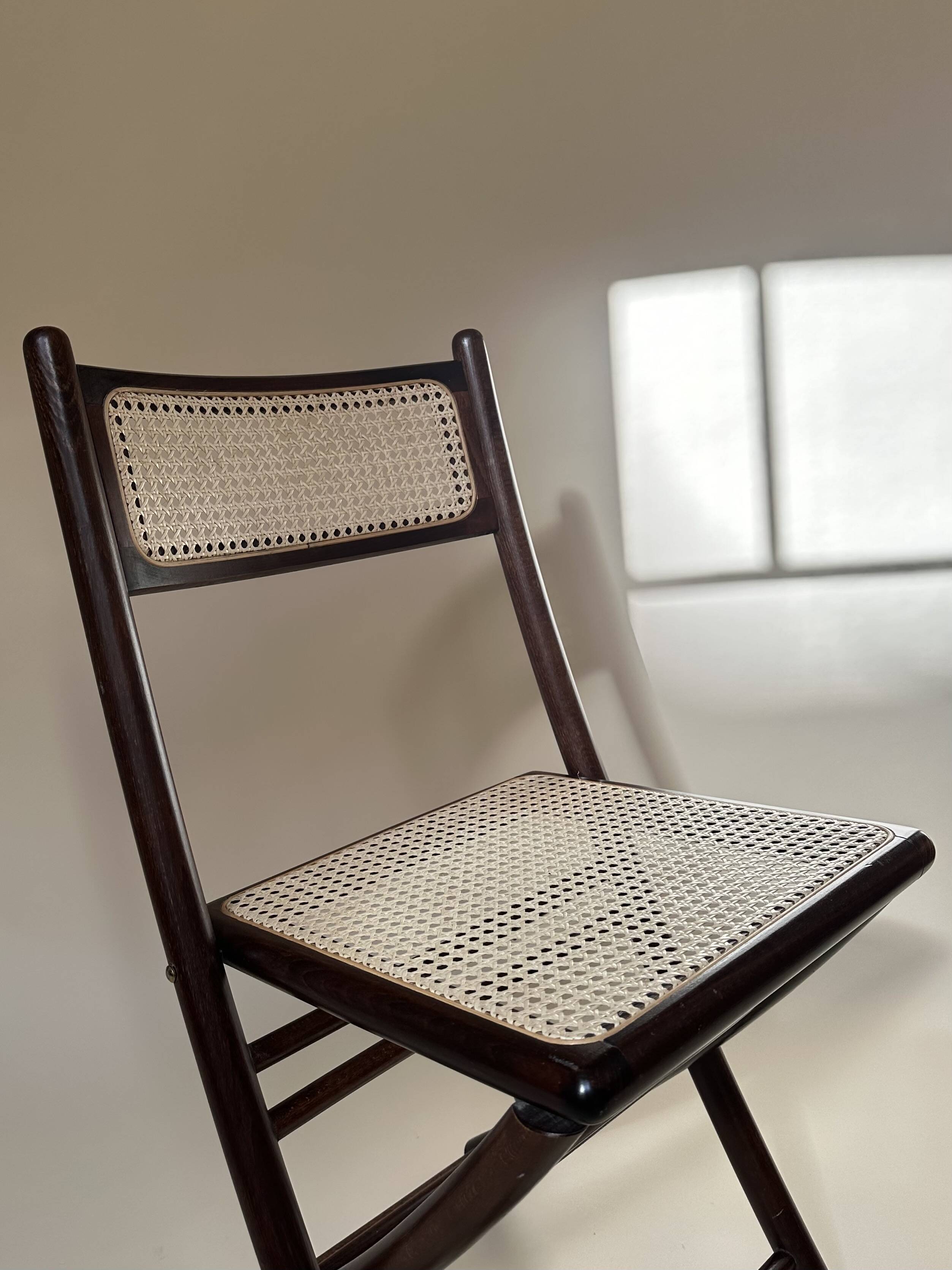 Set de quatre chaises pliantes en bois et cannage