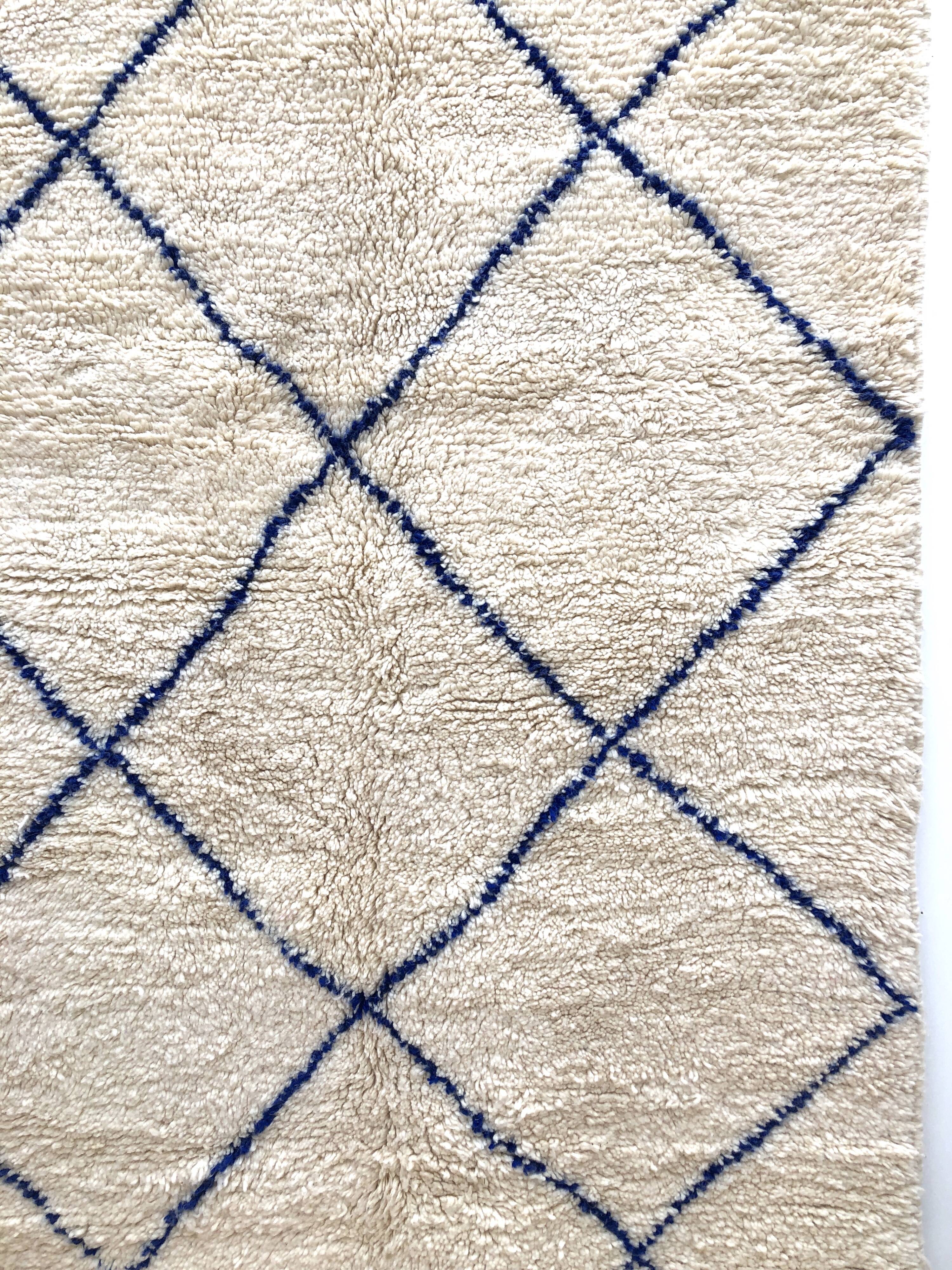 Moroccan Berber carpet Beni Ouarain ecru with majorelle blue diamonds 2.54x1.54m