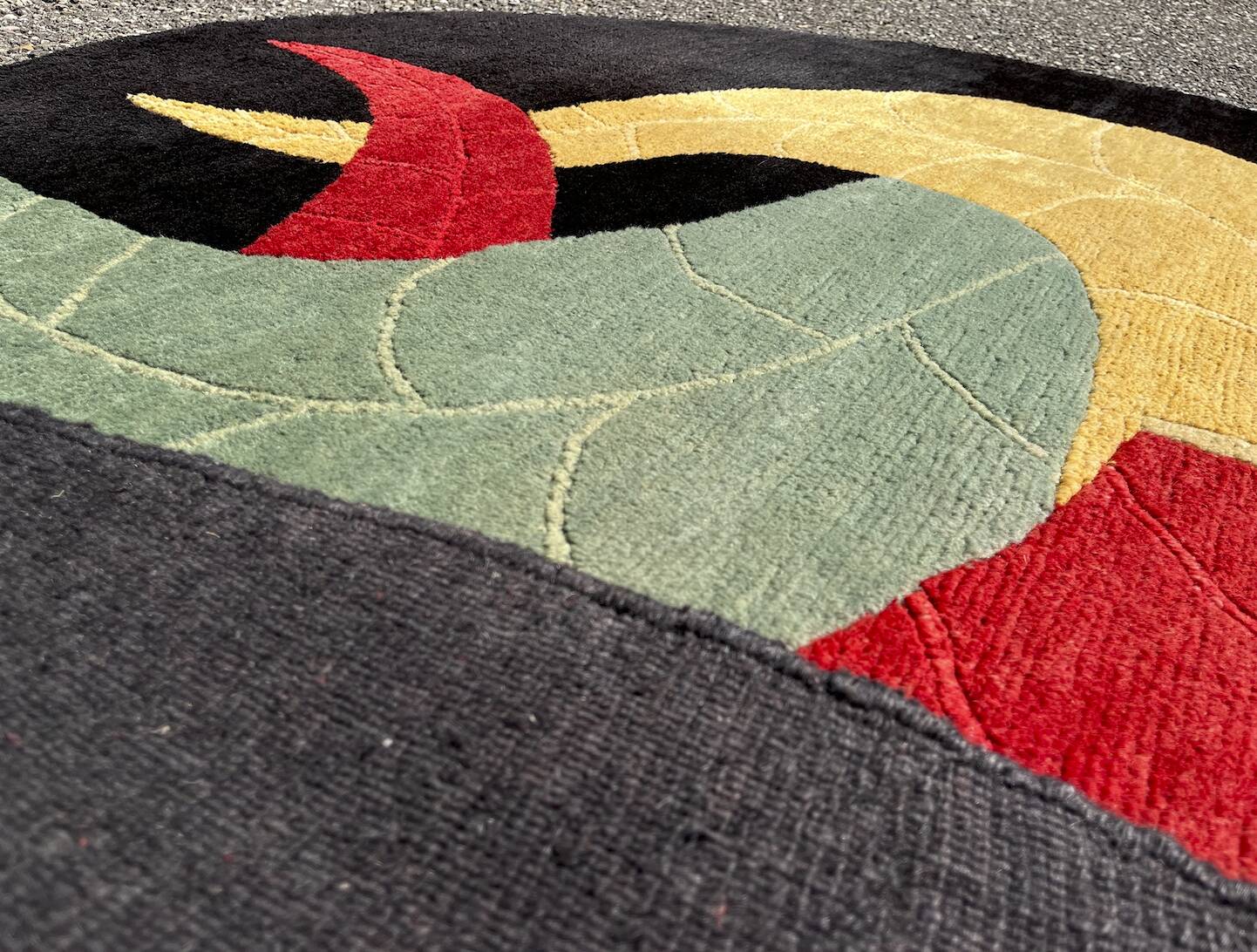 Round carpet with lotus flower decoration