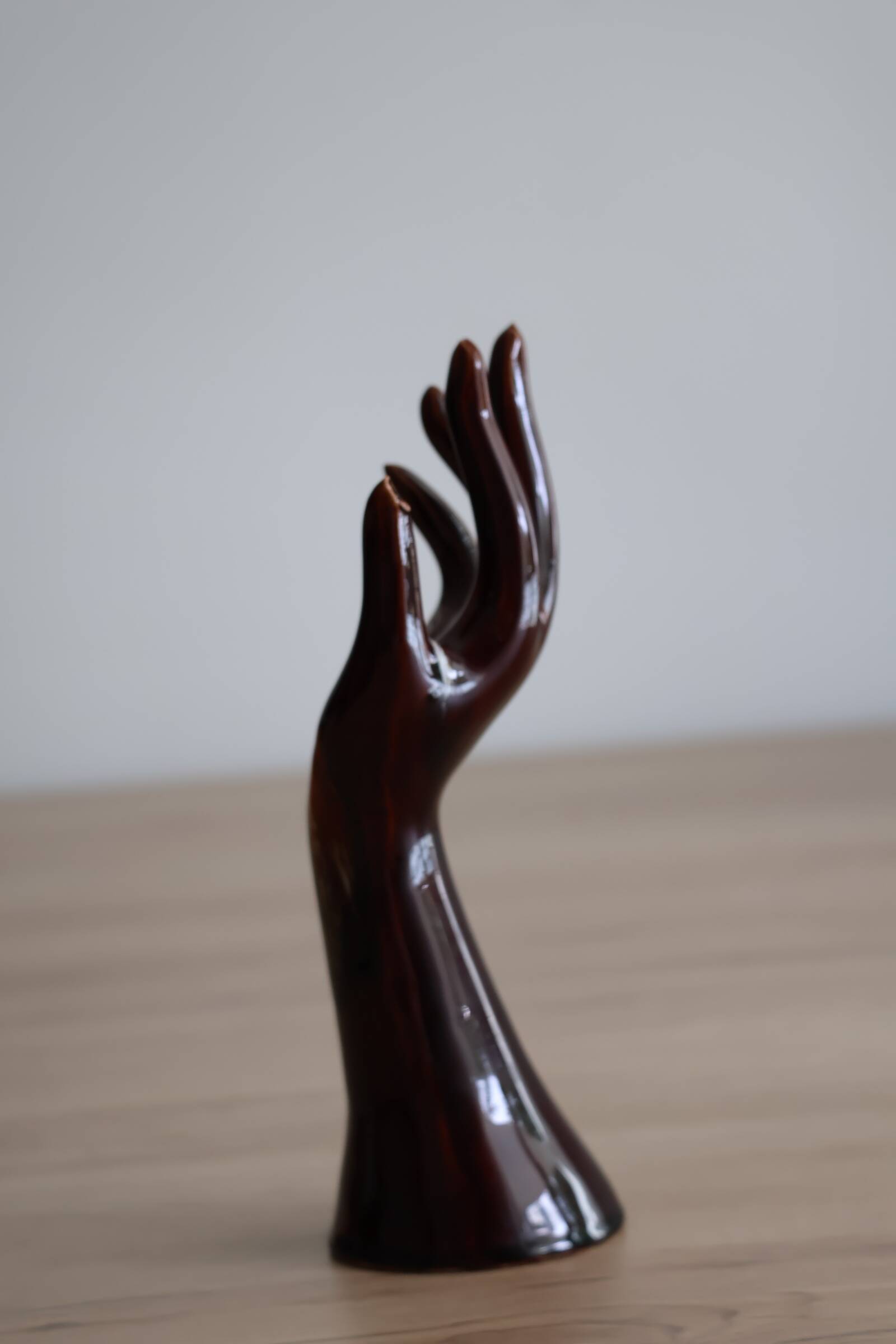 Main baguier ou vase soliflore années 70 en céramique émaillée