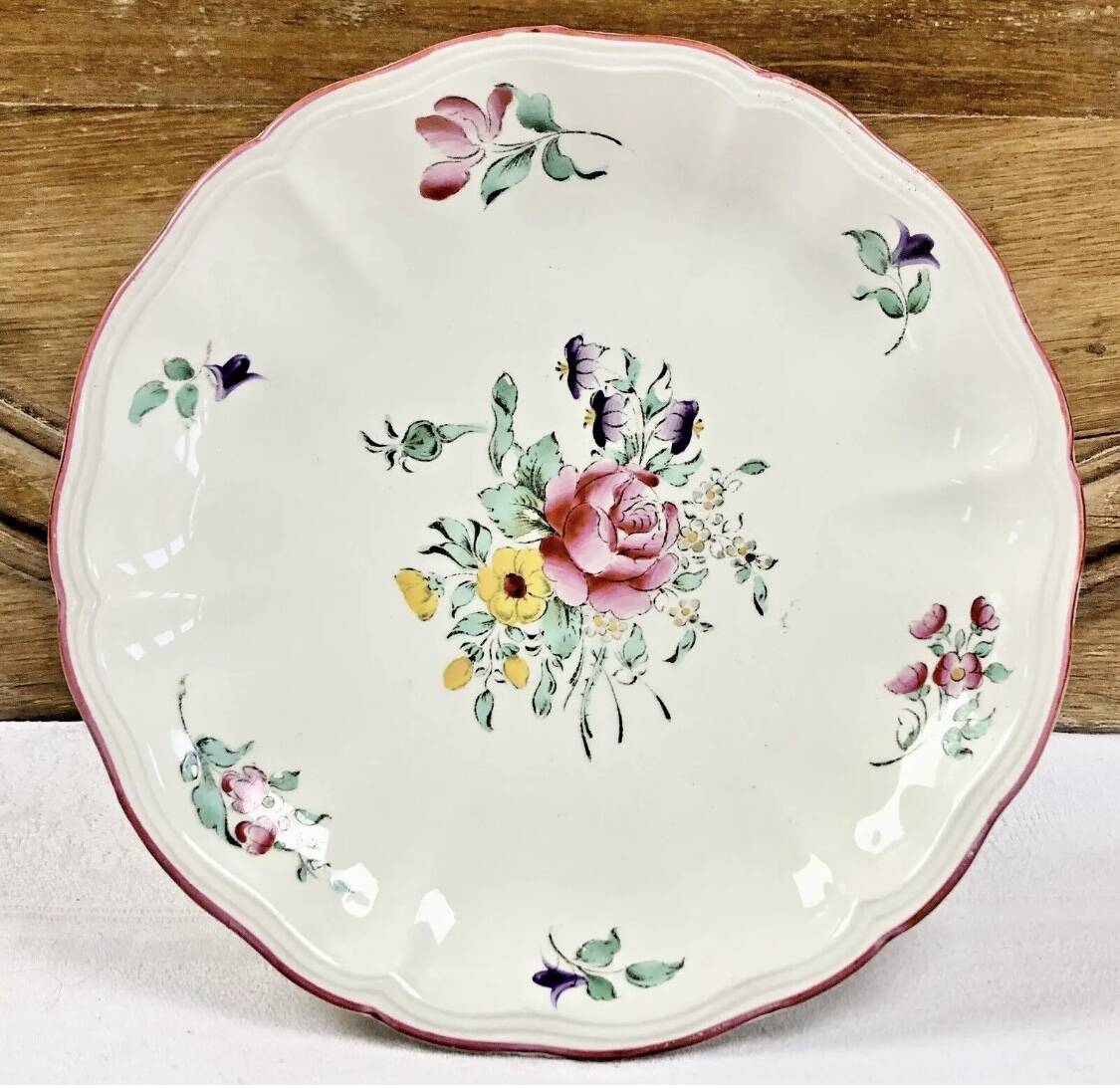 Compotier display on Luneville pedestal streetlight model