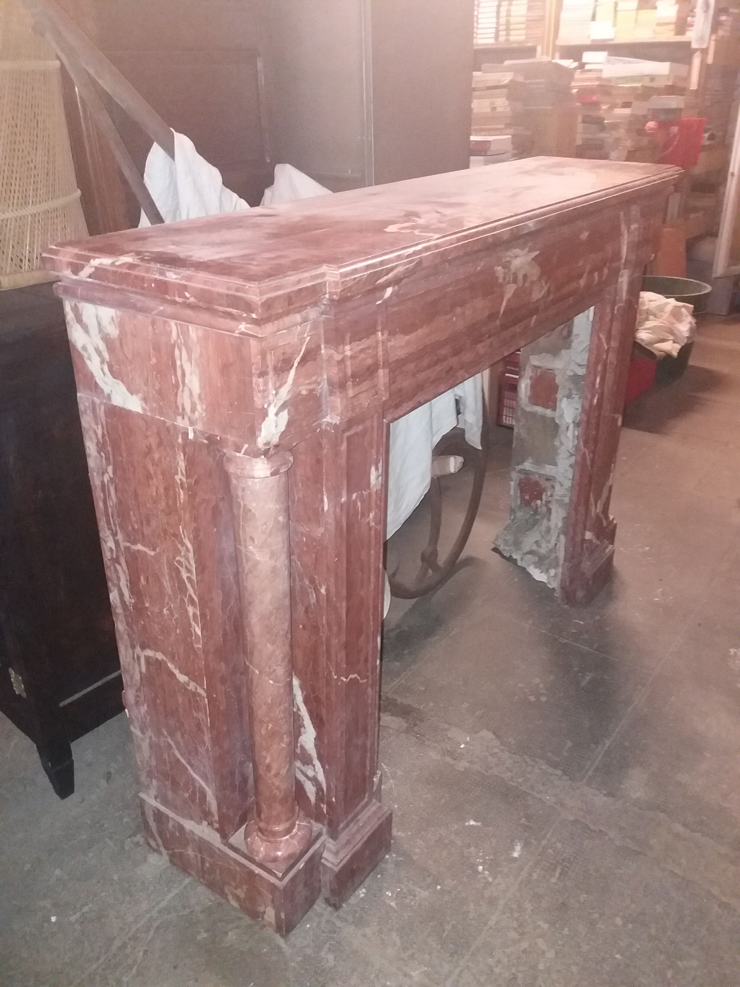 Fireplace columns in red marble of Languedoc and dating from the end of the XIX century