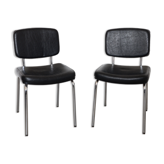 Paire de chaises en skaï noir pieds chromés