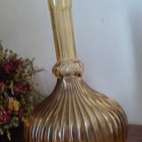 Vase italien en verre ambré pressé