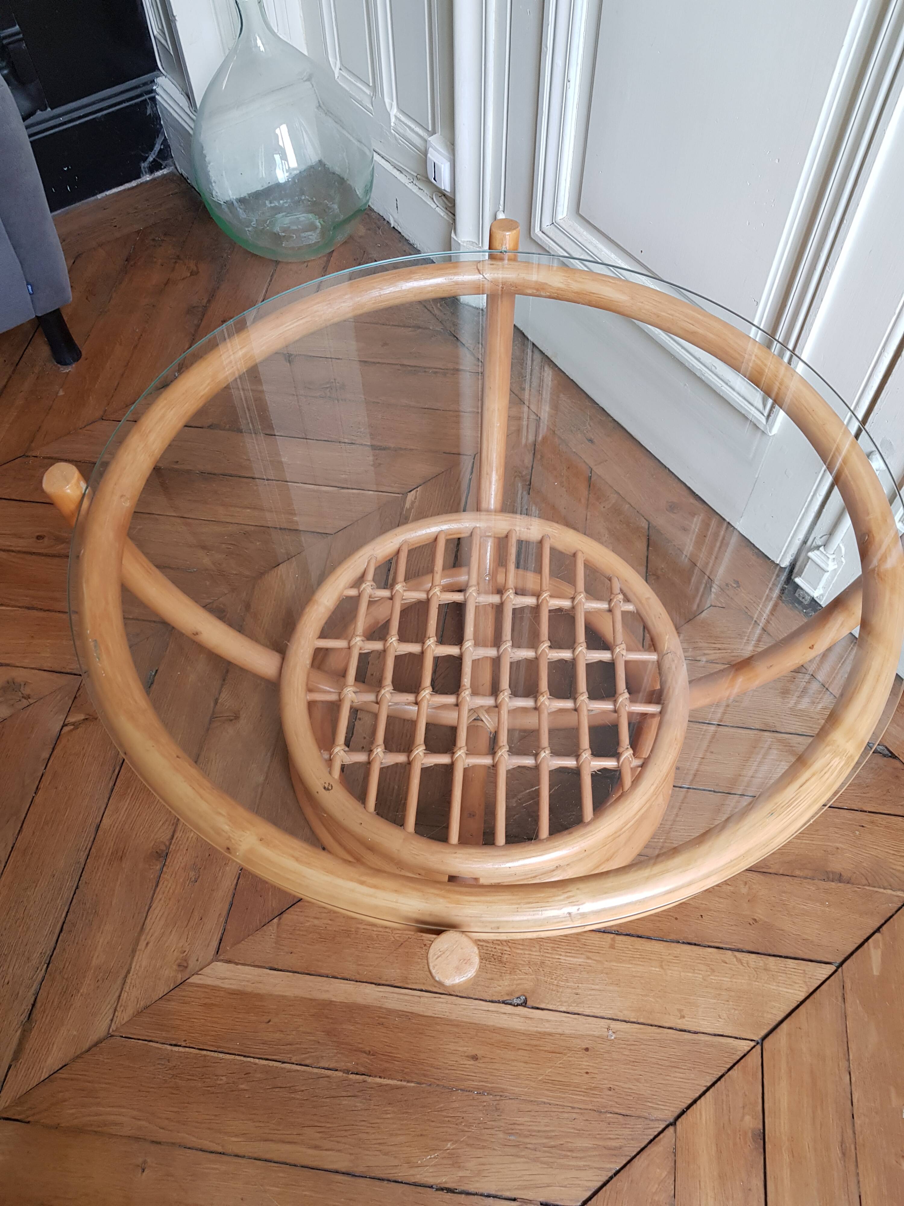 Table basse en rotin avec plateau en verre