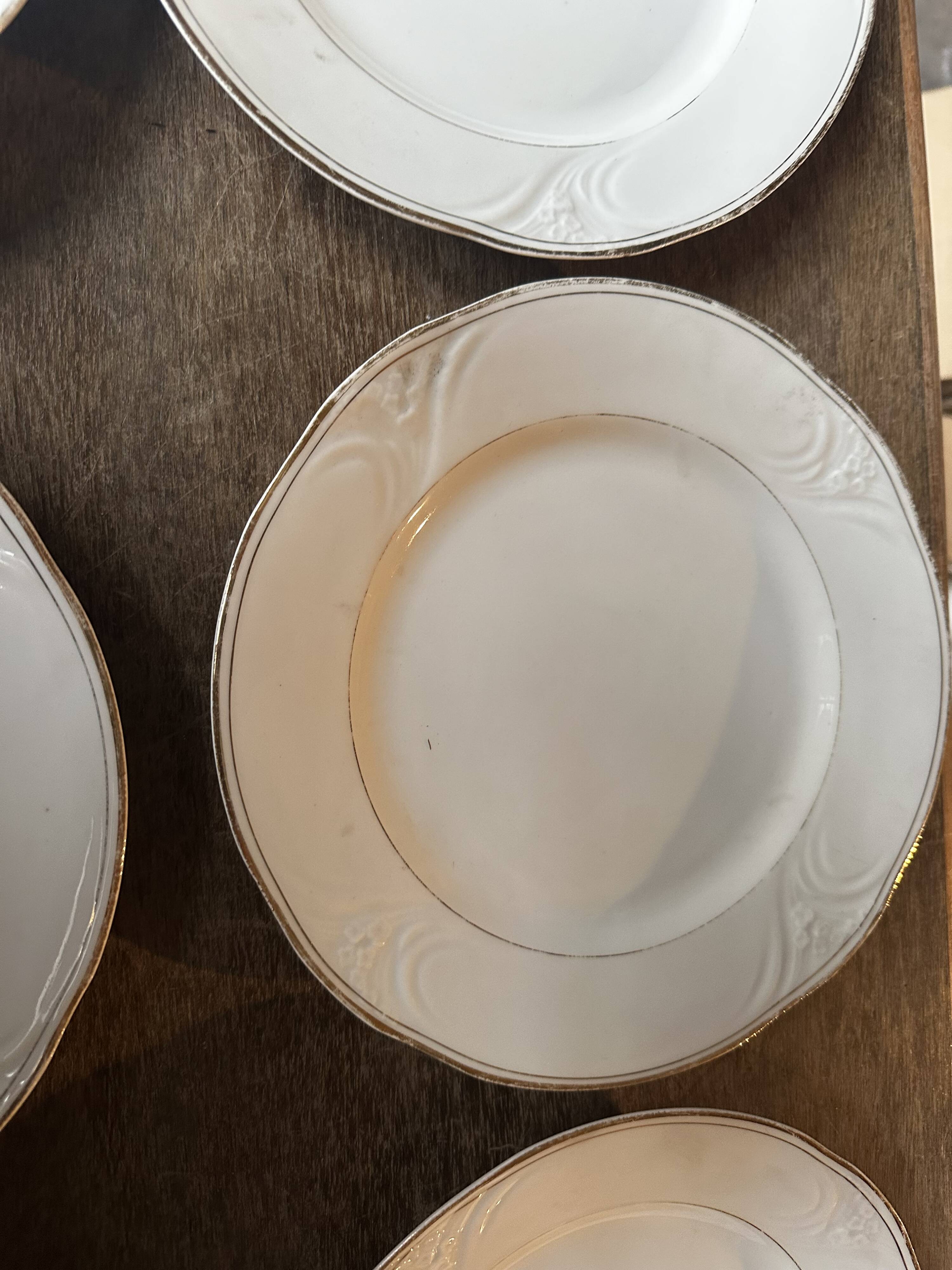 6 porcelain plates Art Nouveau period White and gold border - Diameter 23 cm