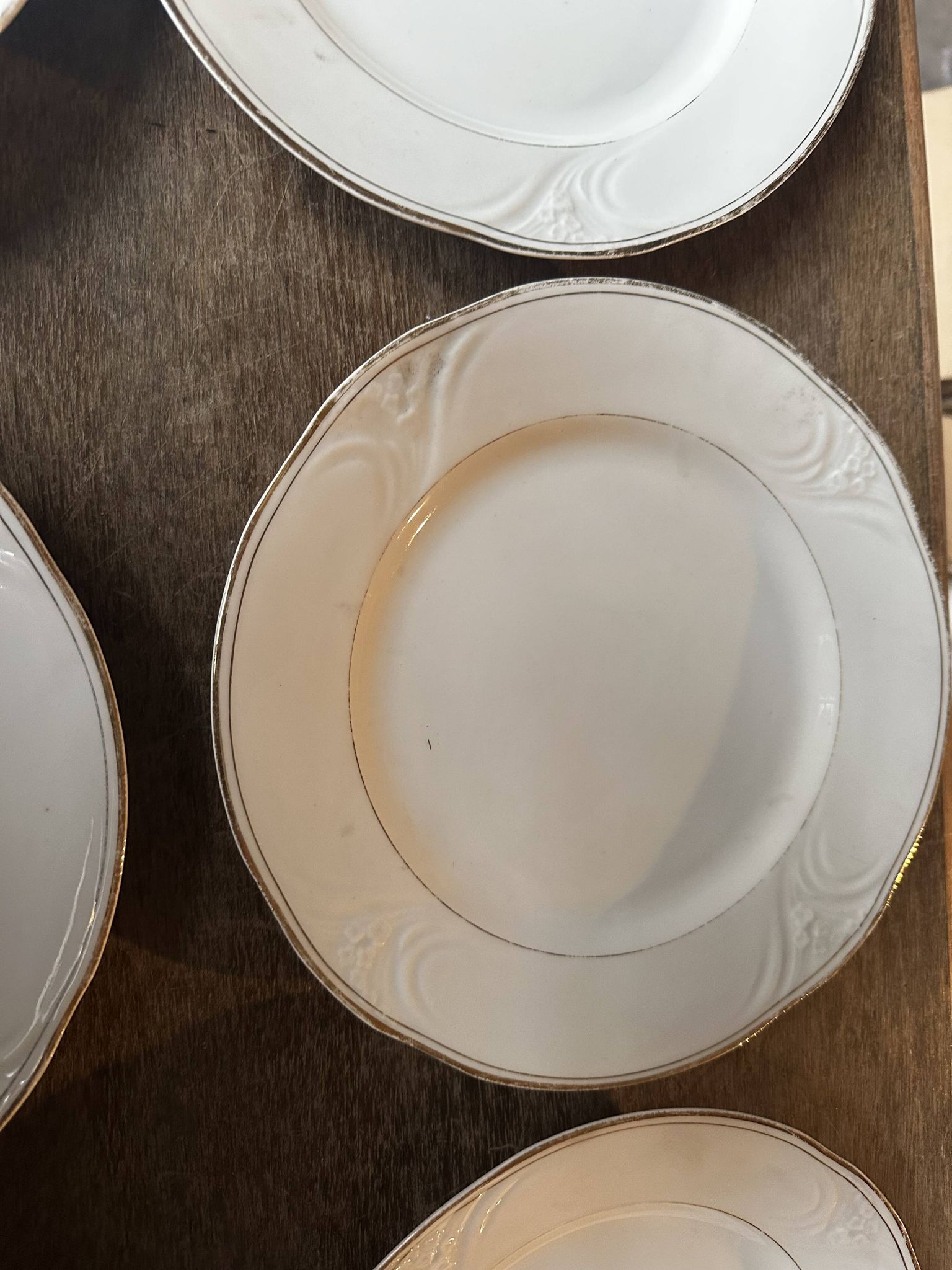 6 porcelain plates Art Nouveau period White and gold border - Diameter 23 cm