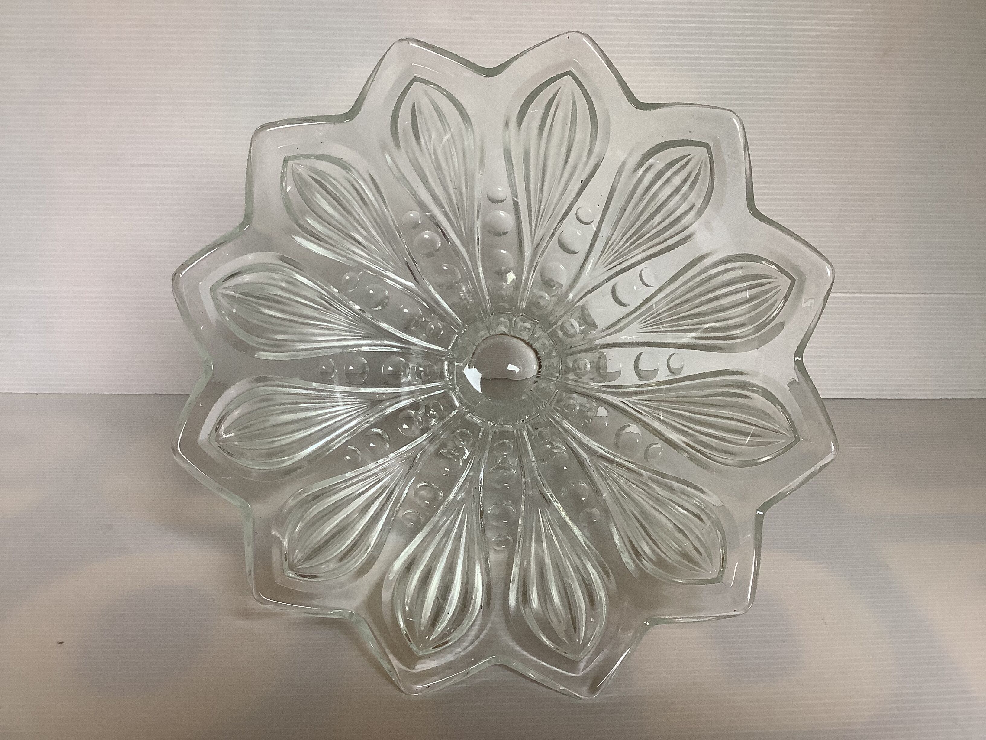 Old flower-shaped bubble round footed cup