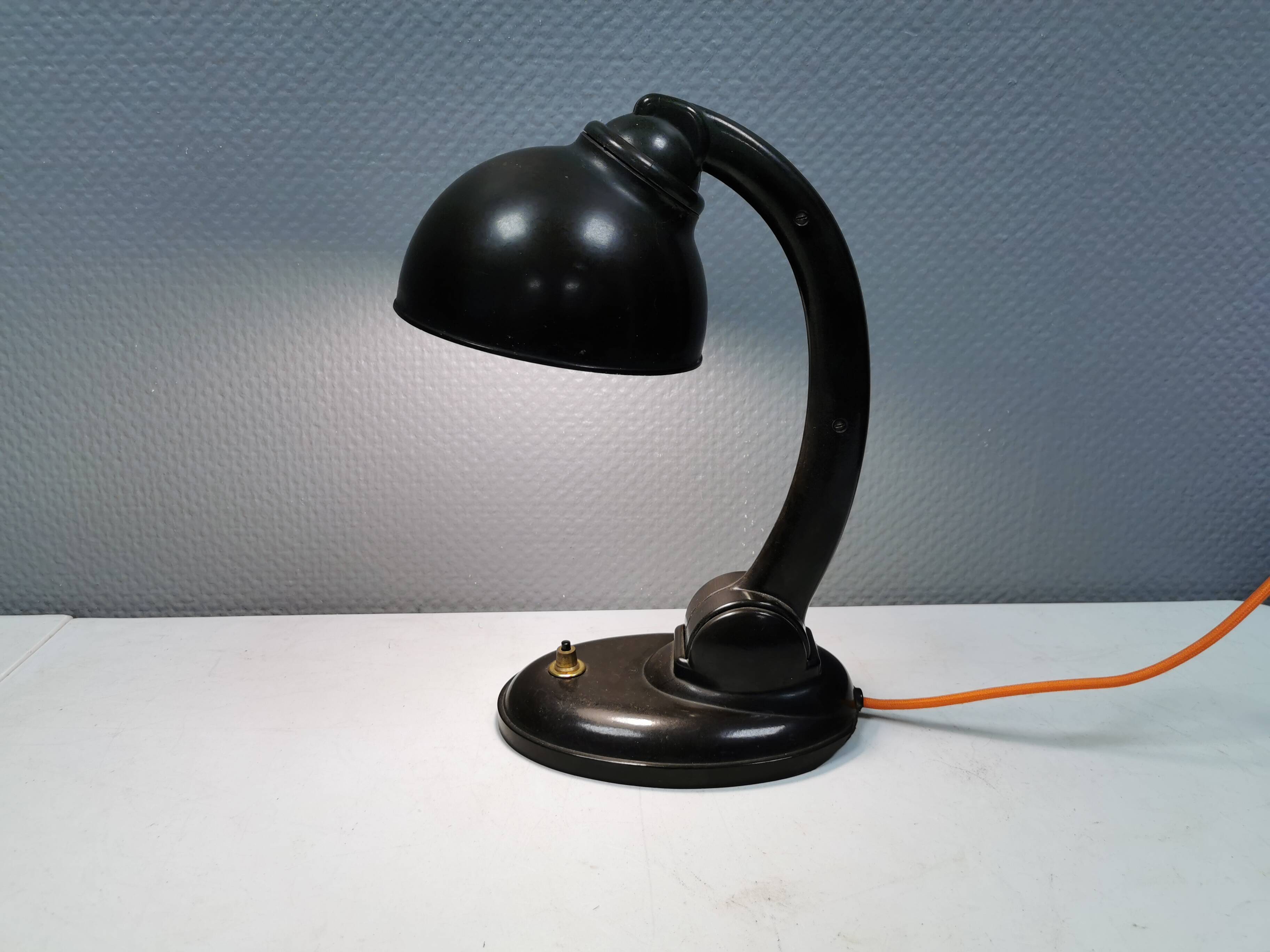 Lampe de table en bakélite type 11126 conçue par Eric Kirkman Cole dans les années 1930