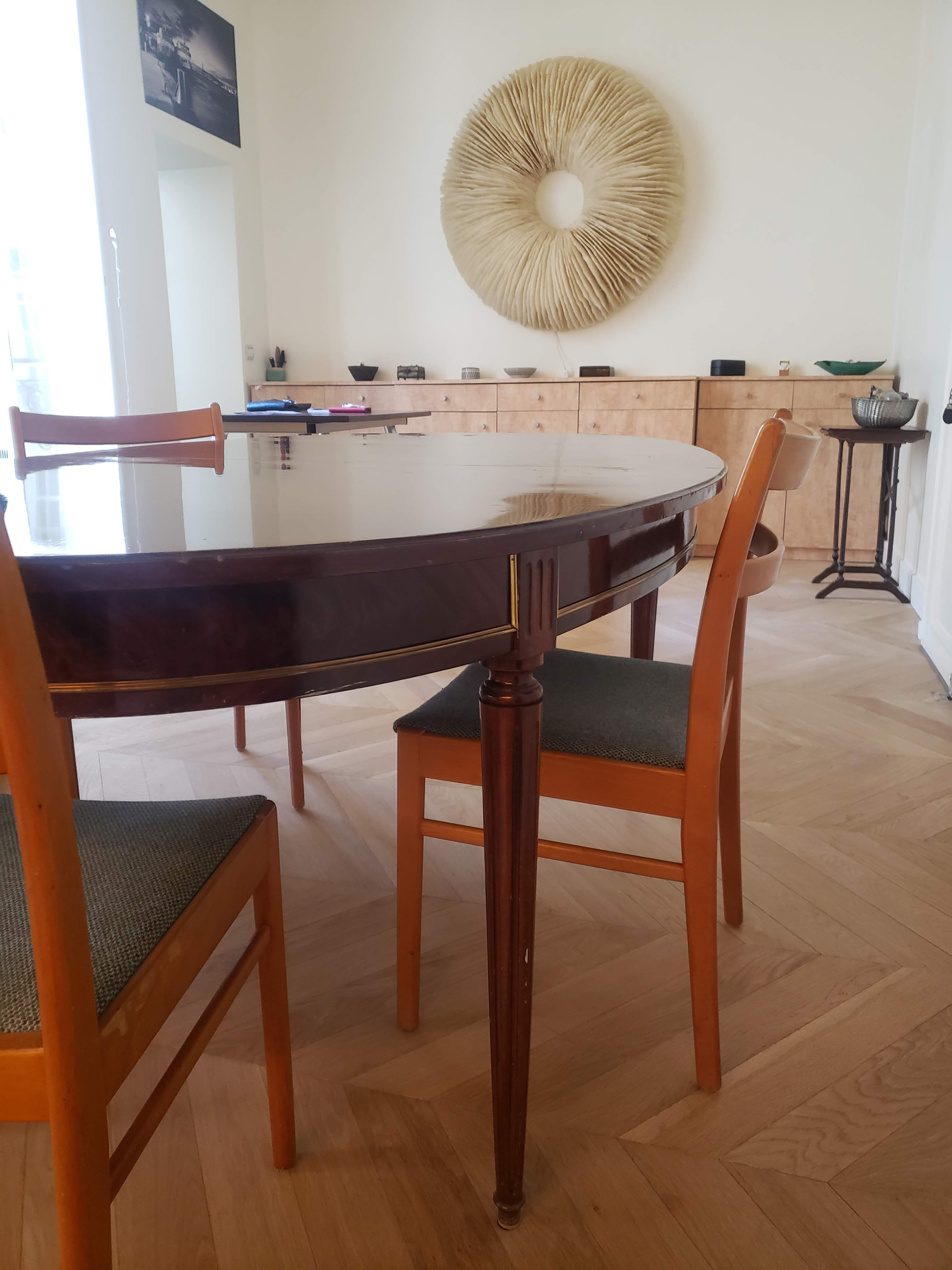 Louis XVI oval table in mahogany, 2 extensions