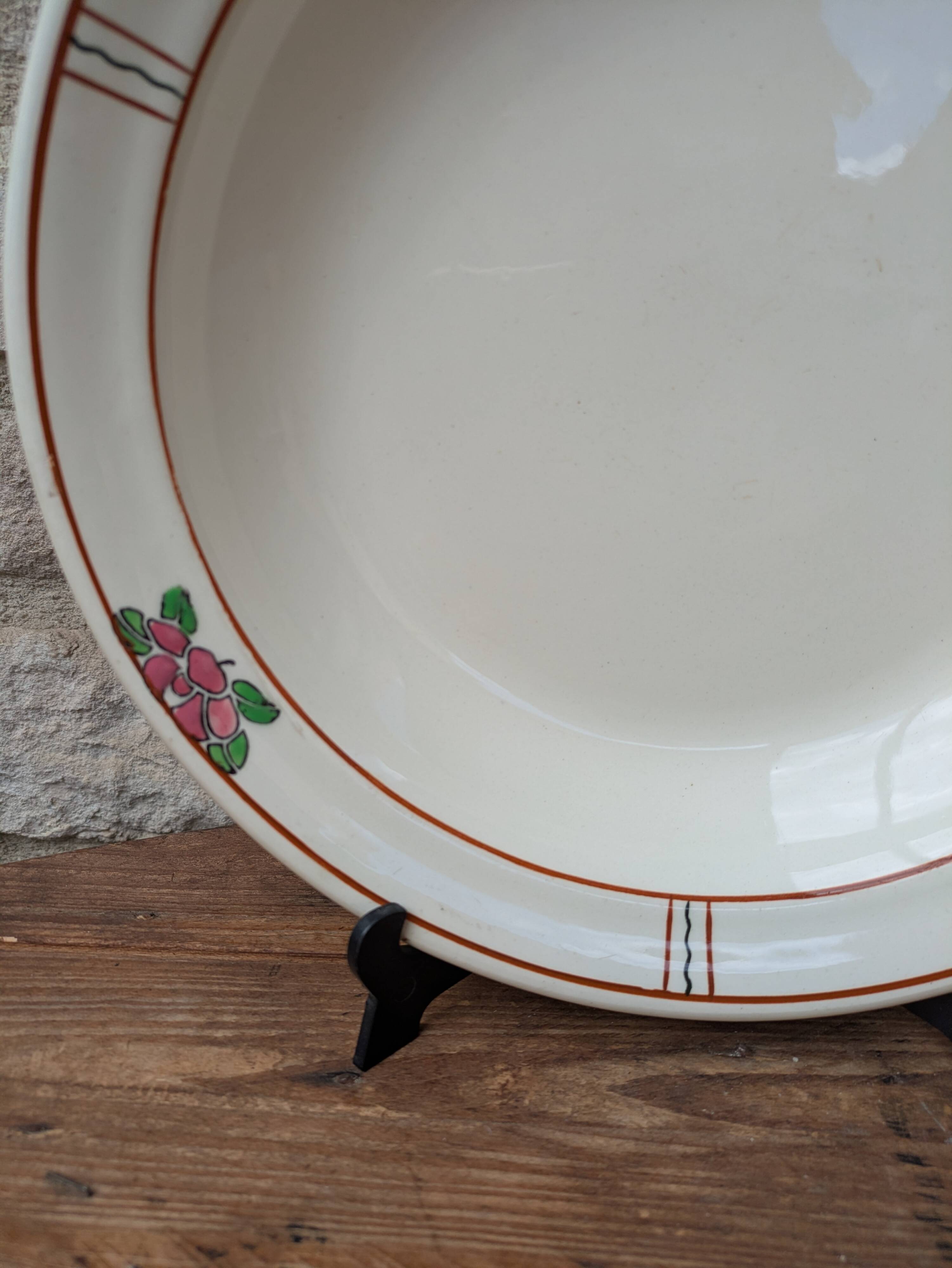 Round hollow serving dish in Salins earthenware model Nénuphar 28.5cm