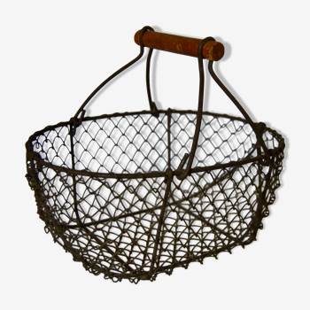 Panier en fil de métal et bois