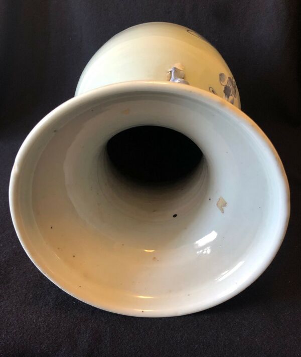 Vase balustre en porcelaine blanc bleu sous couverte céladon XIXe 42,8 cm