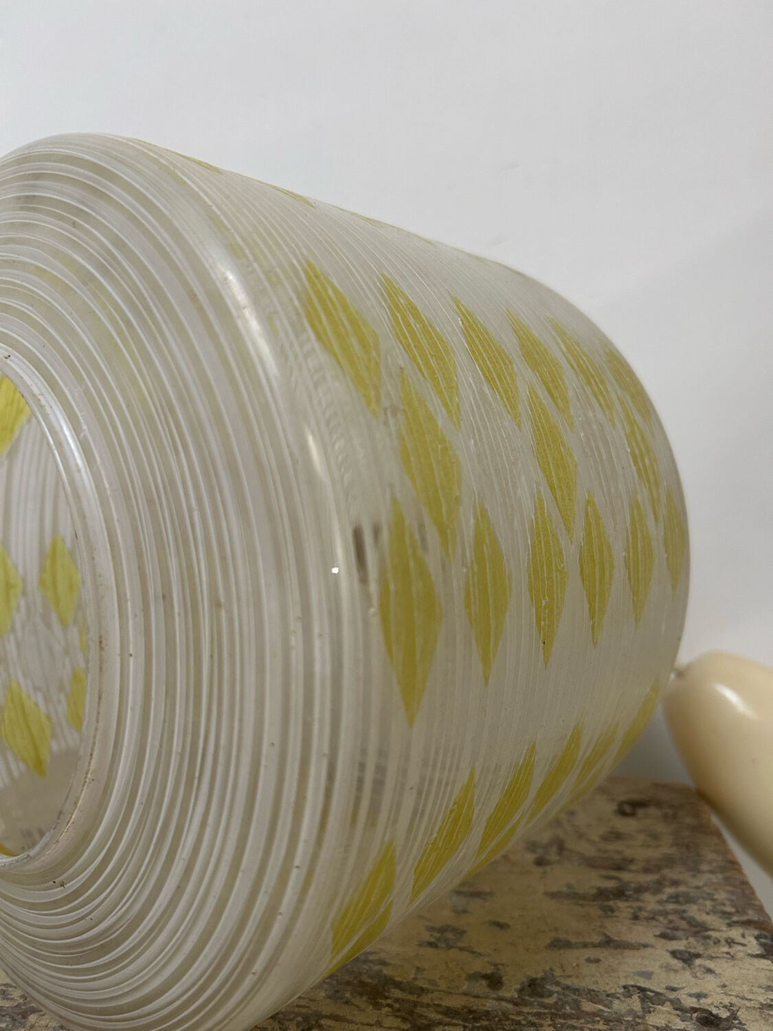 Vintage suspension 60s, 70's, white and yellow glass pop decoration