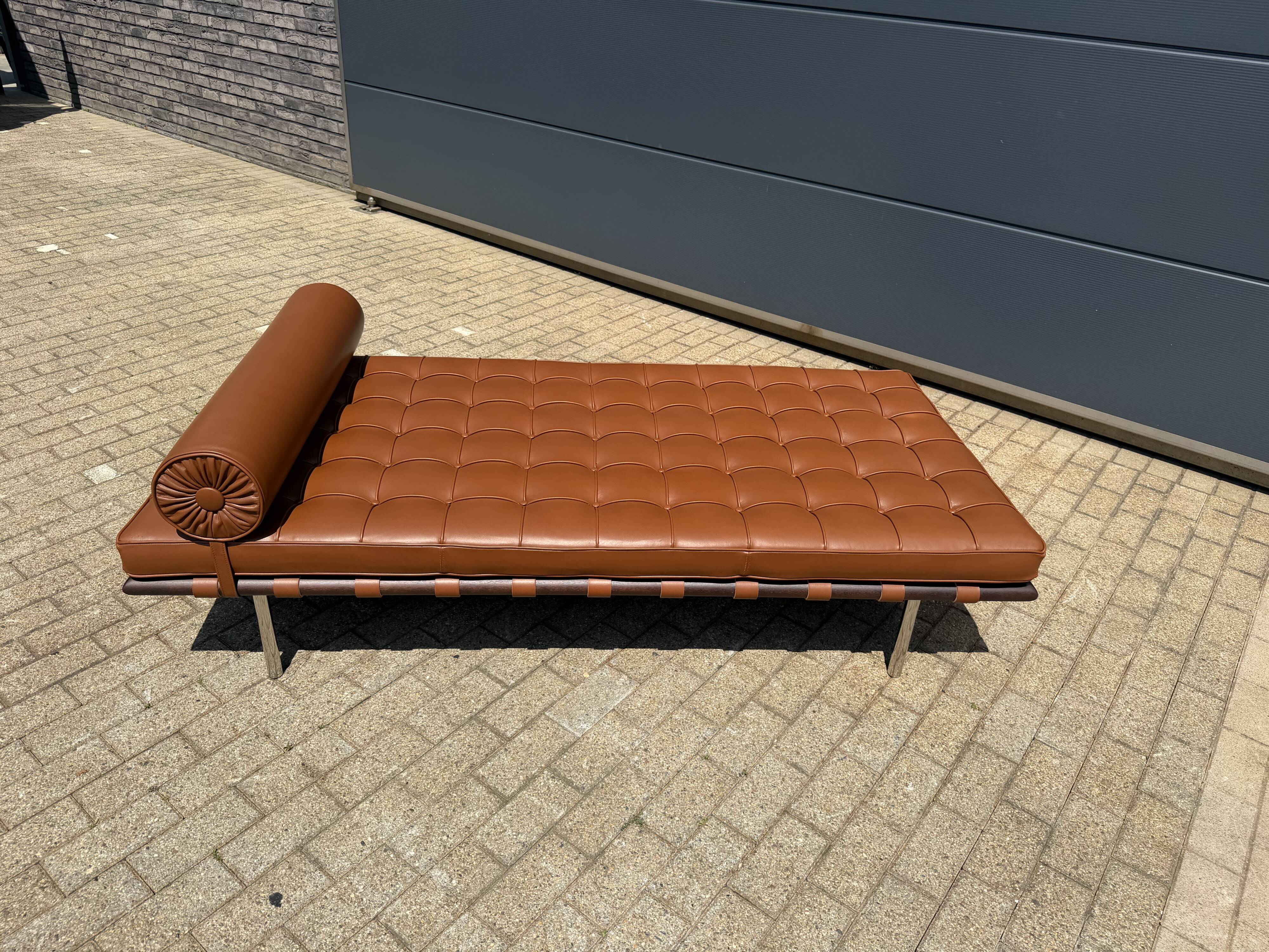 Knoll barcelona daybed mies van der rohe in cognac venezia leather, as new