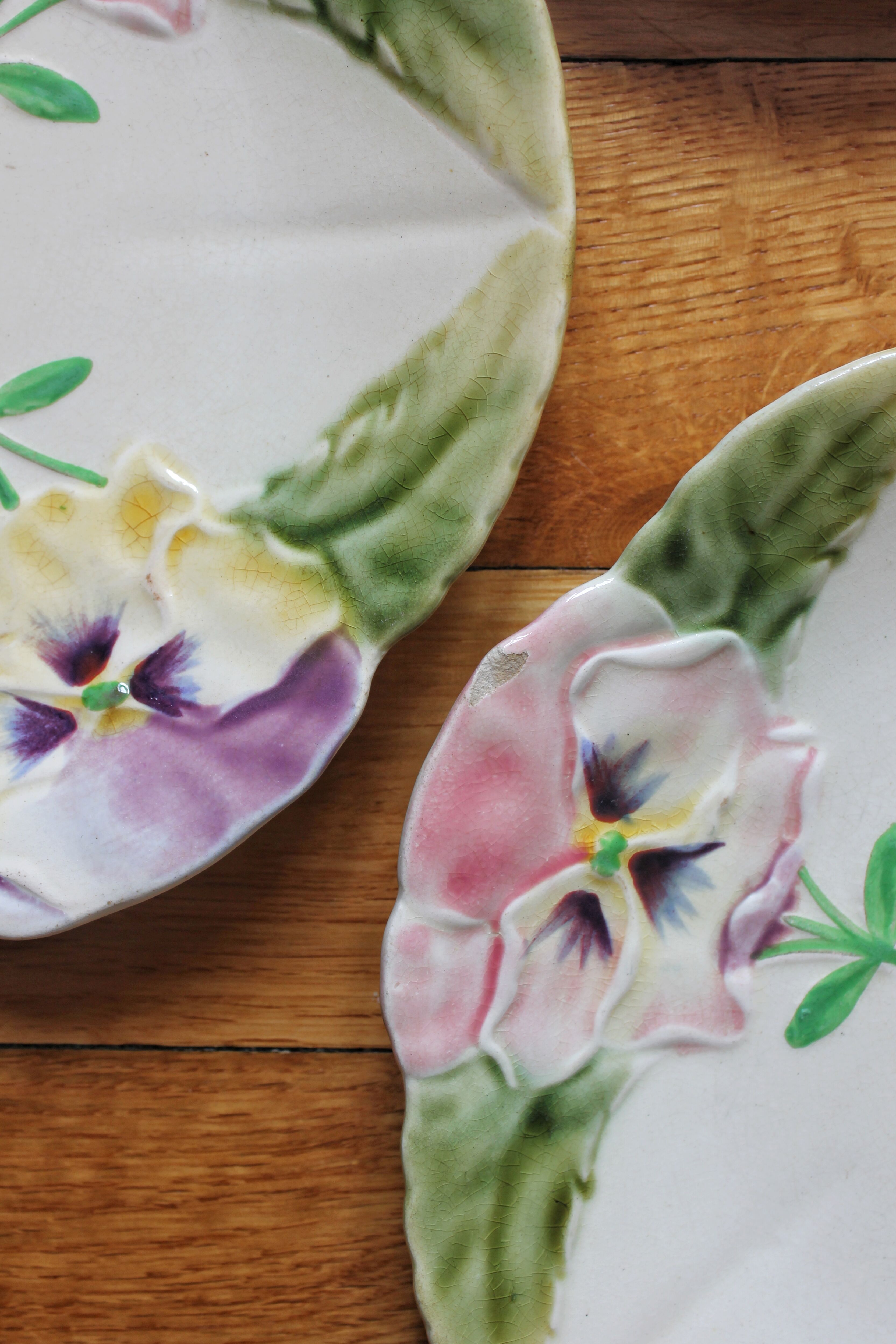 3 plates in slurry "Pensées" Choisy-le-Roi, nineteenth century