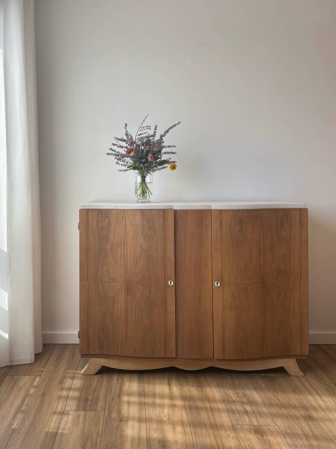 Grand buffet vintage pied moustache renové