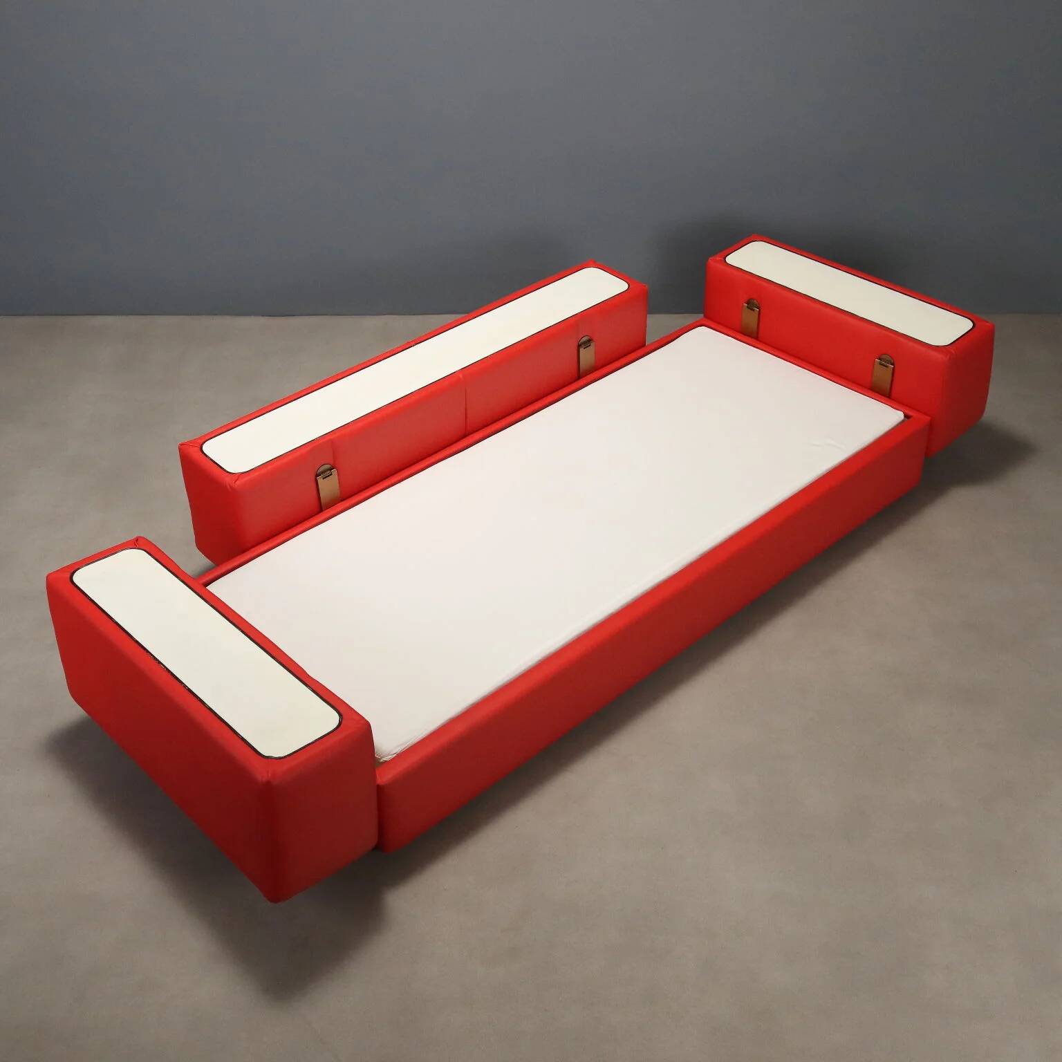 Cinova sofa model "711" by Tito Agnoli
