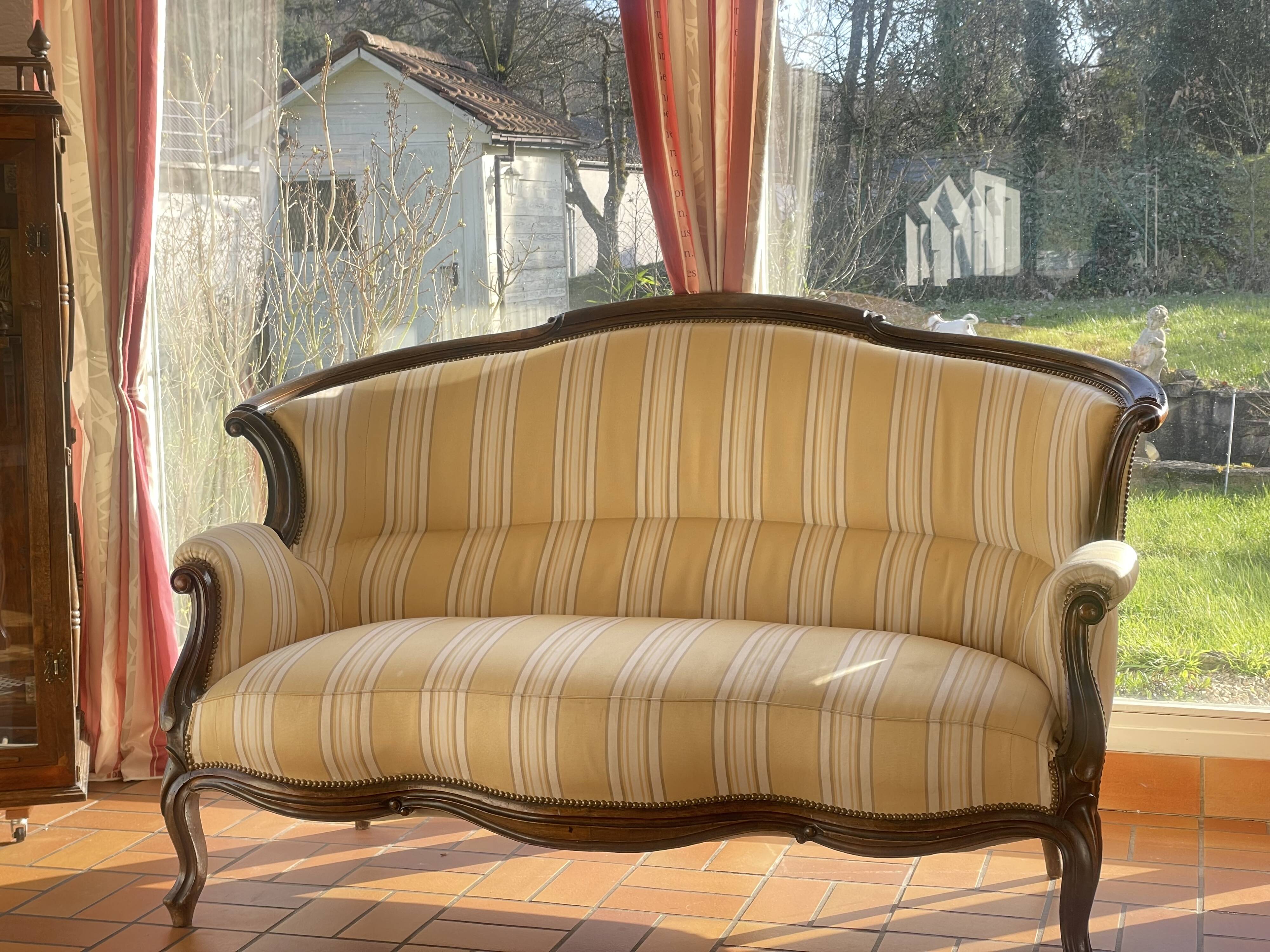 Elegant Louis XV style basket sofa