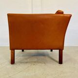 Fauteuil lounge scandinave vintage en cuir cognac, style milieu du siècle