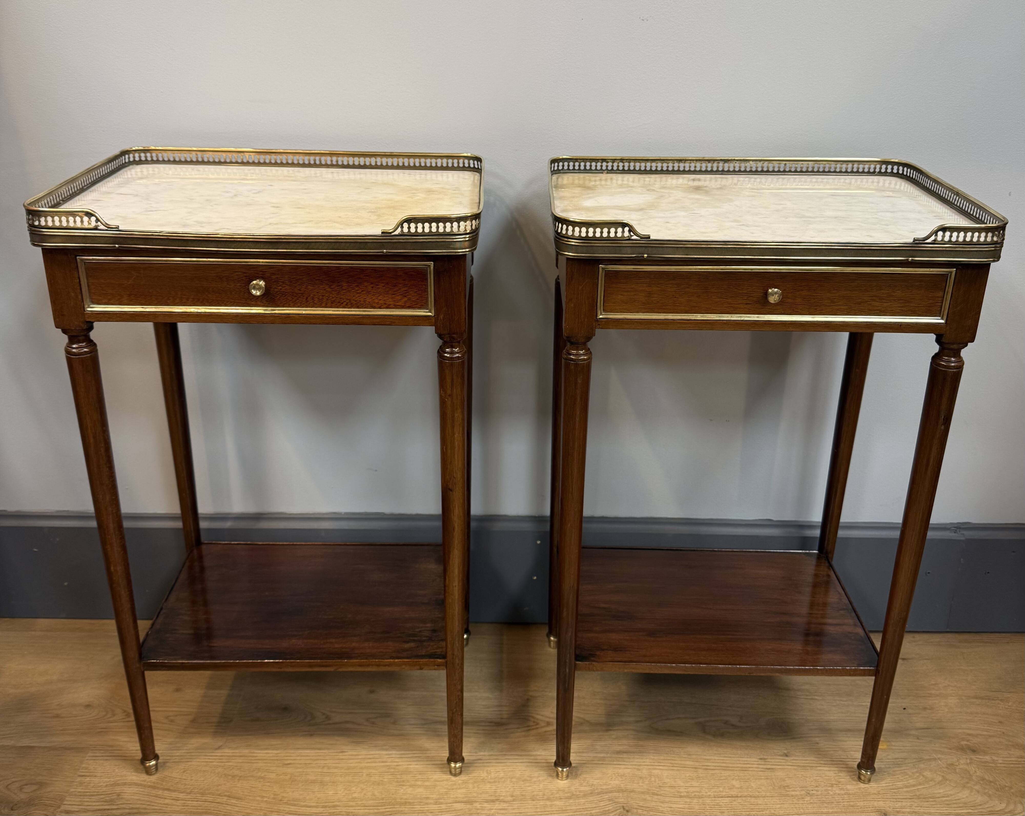 Paire de chevets style Louis XVI en acajou
