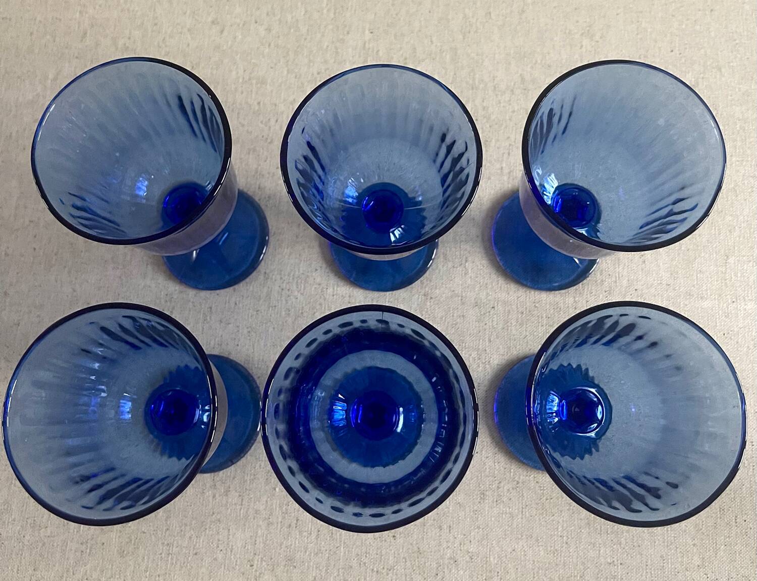 6 verres sur pieds , vintage 1980.