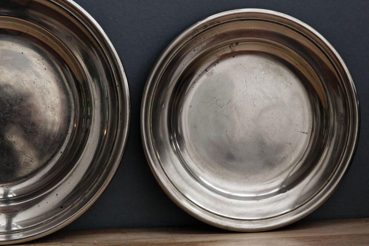 Series of 3 plates in silver metal, Ravinet punch