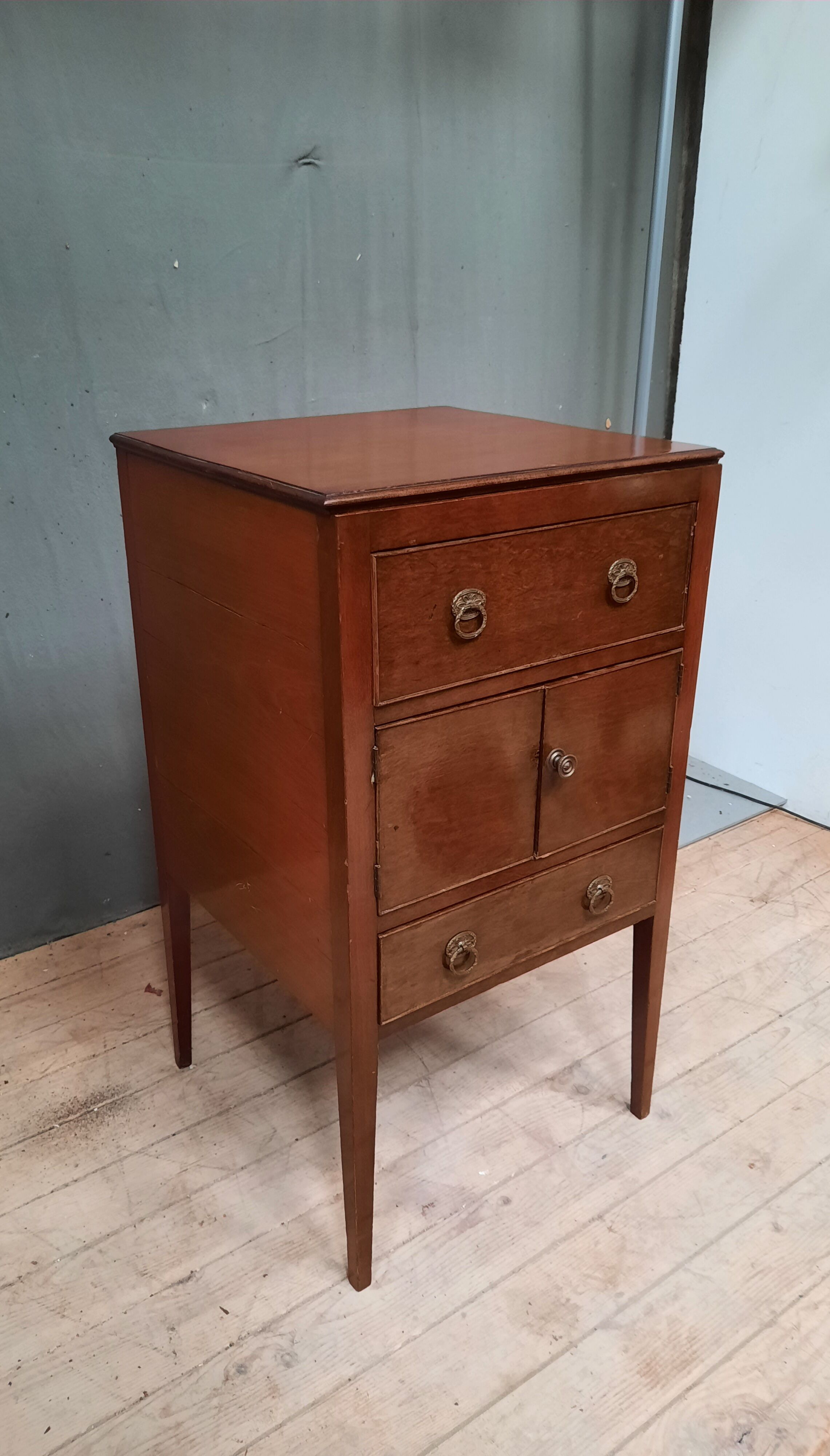 Meuble de toilette en acajou